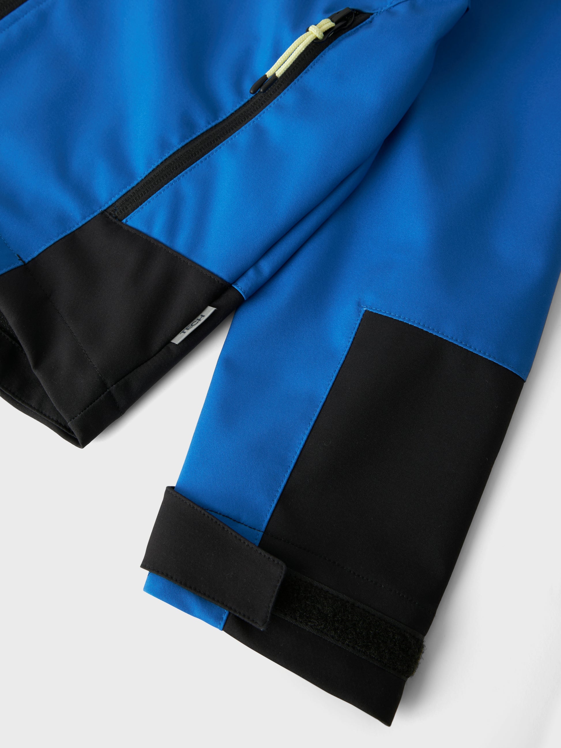 Blå, svart softshell jacka, vattentät vindtät vår jacka till pojke, kille. Skal kläder från Name it, regnjacka.
NKNALFALIGHT08 JACKET BLOCK FO
13236562