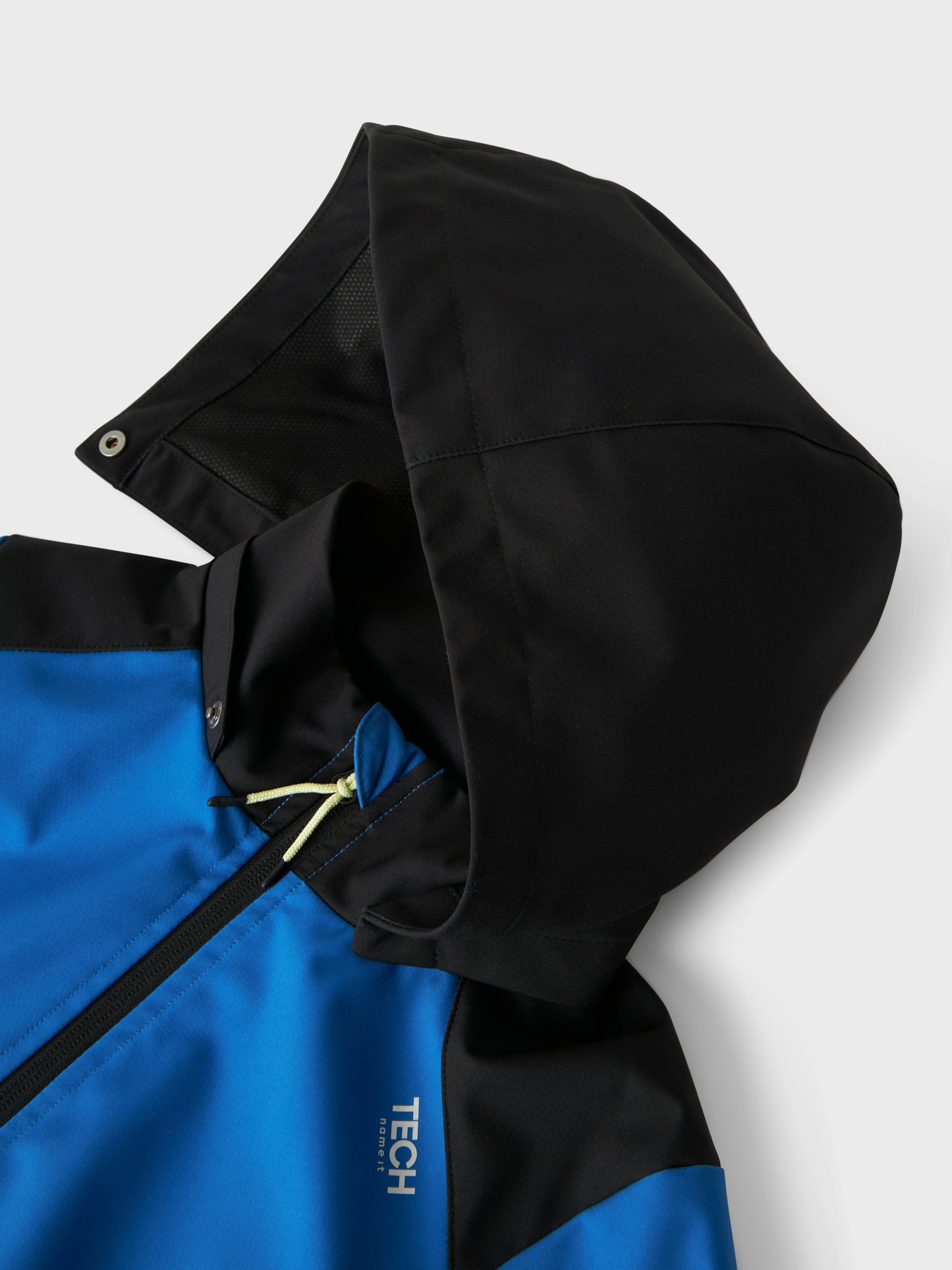 Blå, svart softshell jacka, vattentät vindtät vår jacka till pojke, kille. Skal kläder från Name it, regnjacka.
NKNALFALIGHT08 JACKET BLOCK FO
13236562