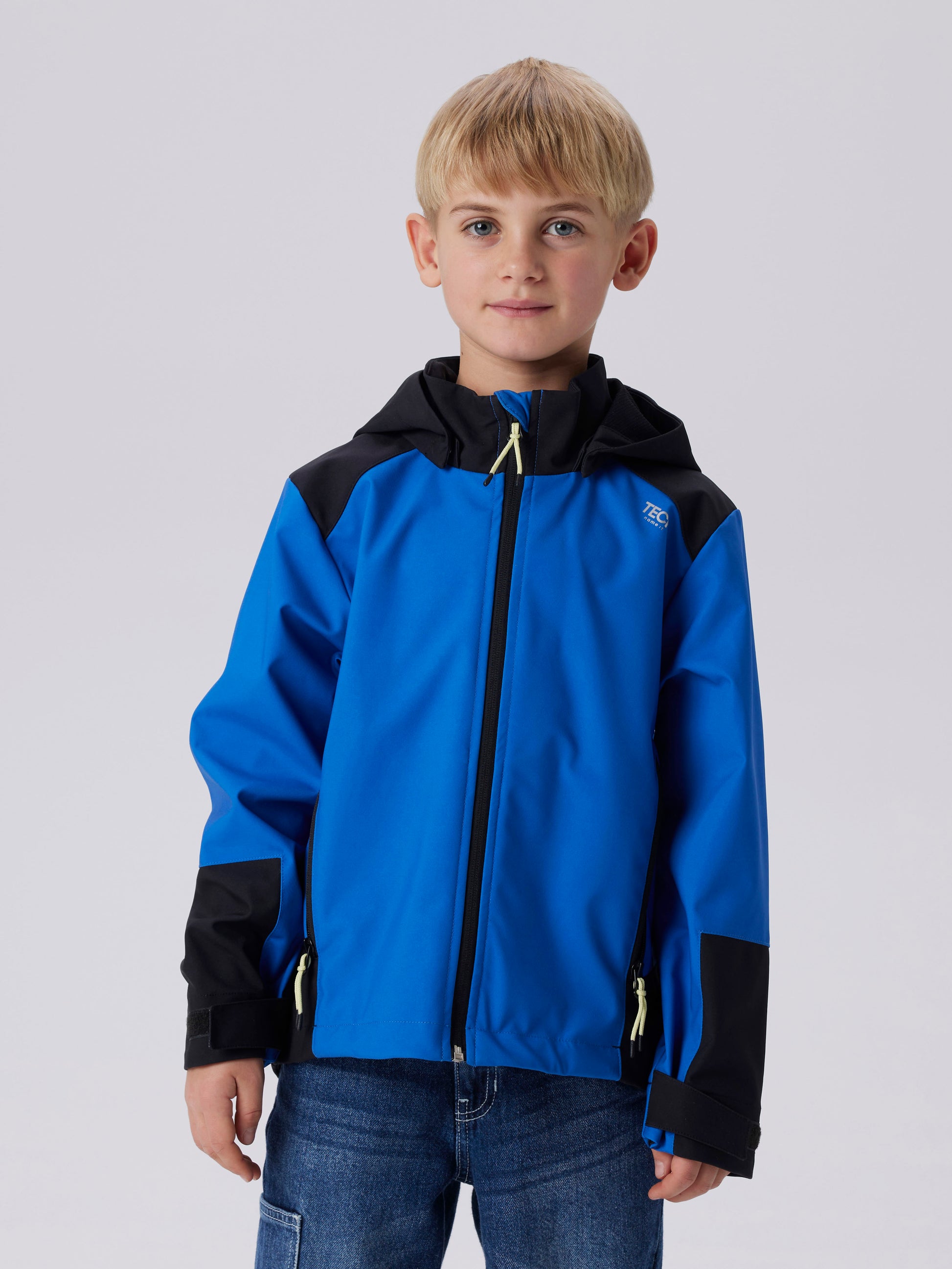 Pojke klädd i blå, svart softshell jacka, vattentät vindtät vår jacka. Skal kläder från Name it, regnjacka.
NKNALFALIGHT08 JACKET BLOCK FO
13236562