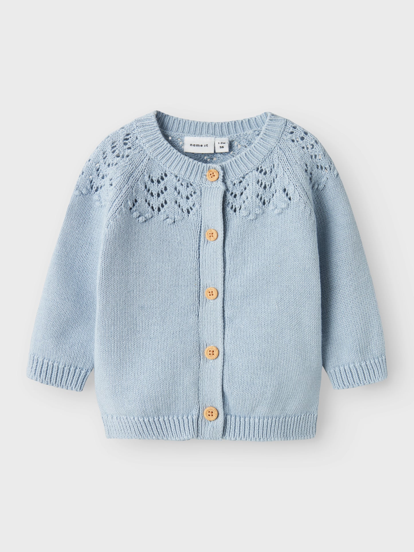 Gullig baby kofta till flicka. Bebis cardigan stickad blå med vacker mönster till nygfödd tjej. Ekologiska babykläder från Name it.
NBFBIMOLLY LS KNIT CARD
13237271