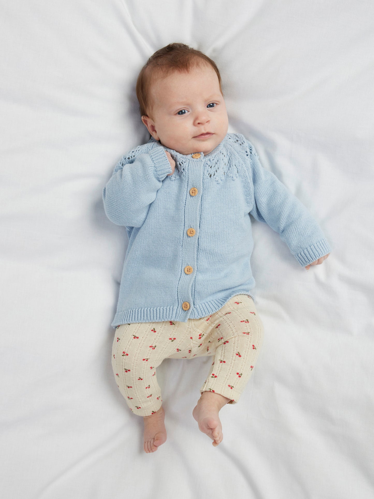 Gullig baby kofta till flicka. Bebis cardigan stickad blå med vacker mönster till nygfödd tjej. Ekologiska babykläder från Name it.
NBFBIMOLLY LS KNIT CARD
13237271