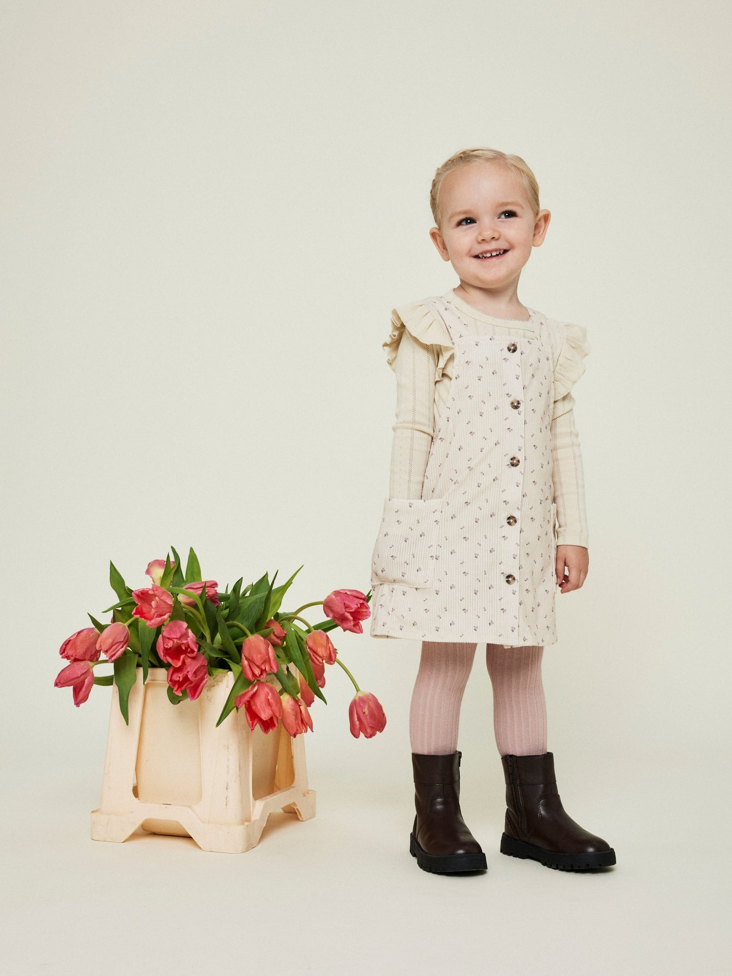 Flicka klädd i söt hängselklänning med knappar fram till liten tjej. Klänning blommig med hängslen från Name it, till flicka. 
NMFBISILLE SPENCER
13237427