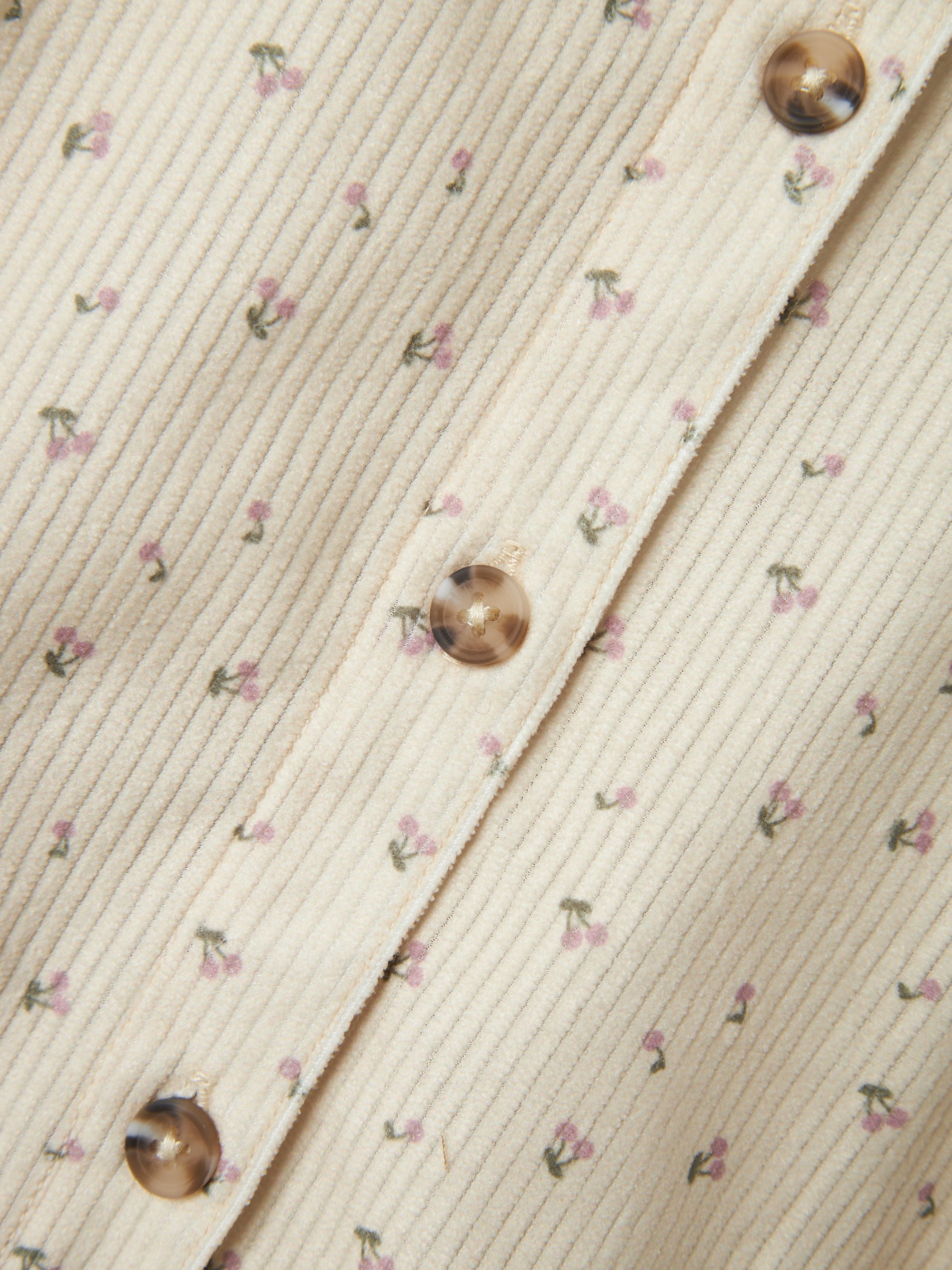 Söt hängsel klänning med knappar fram till liten tjej. Klänning blommig med hängslen från Name it, till flicka. 
NMFBISILLE SPENCER
13237427