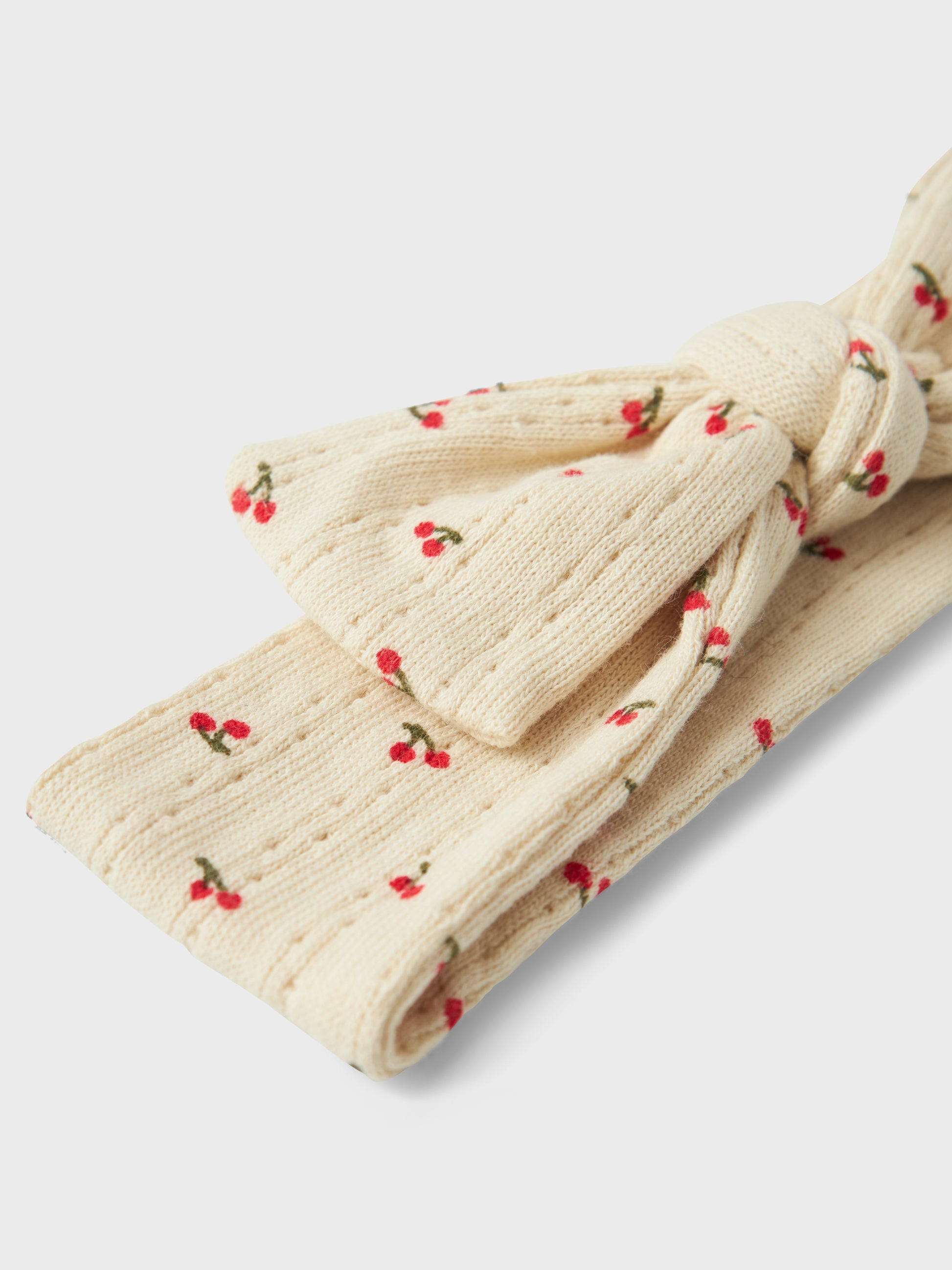 Urgulligt hårband till baby flicka. Ekologiska barnkläder till liten tjej, hårband rosett i beige med röda körsbär.
NBFBILIA HEADBAND BOX
13237793