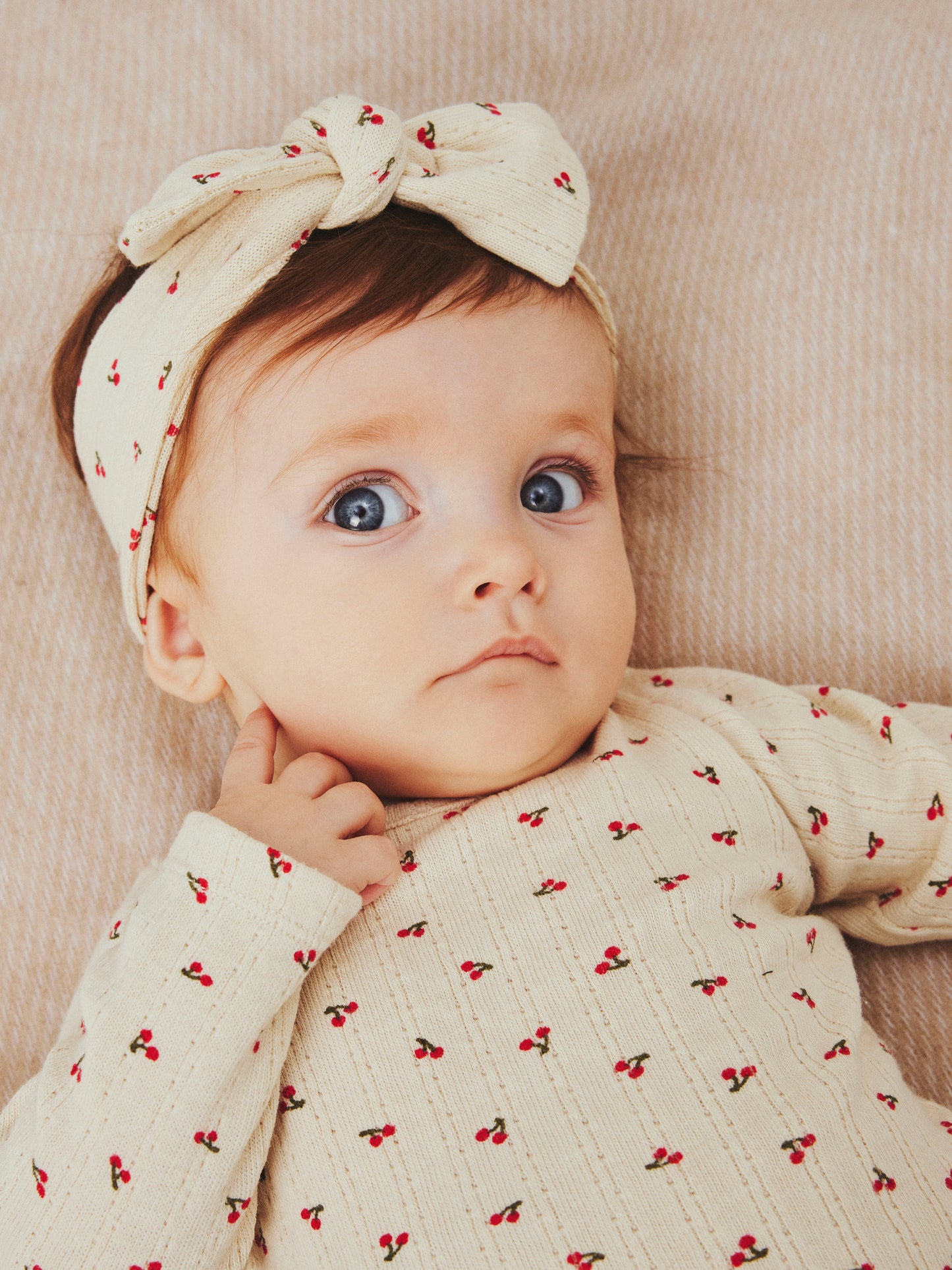 Baby flicka i fint hårband med rosett. Ekologiska barnkläder till liten tjej, hårband rosett i beige med röda körsbär.
NBFBILIA HEADBAND BOX
13237793