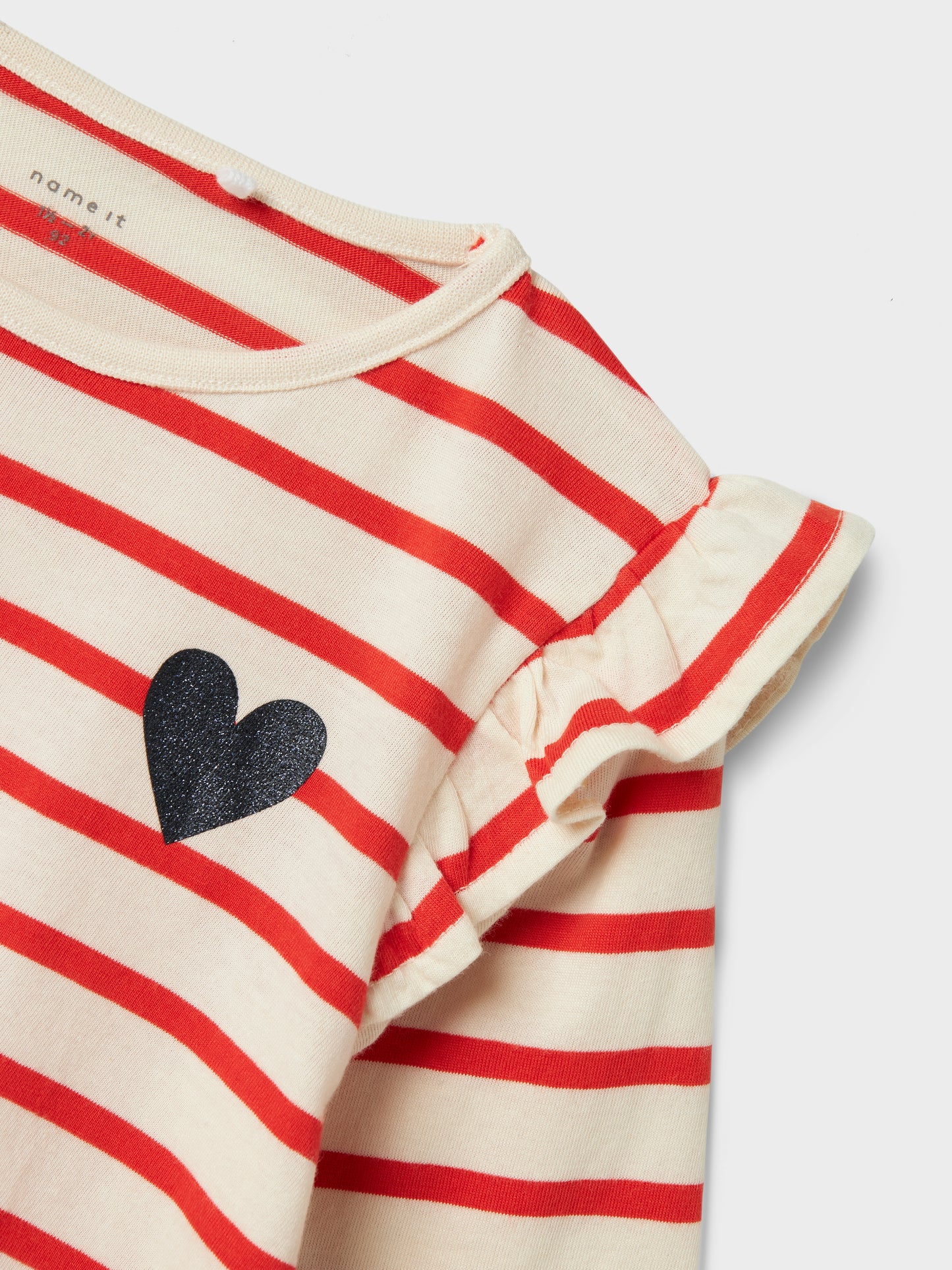 Röd och vit randig tröja med hjärta till liten flicka, tjej. Långärmad t-shirt med volang på ärm.
NMFTOVELINA LS NREG TOP PB
13237897