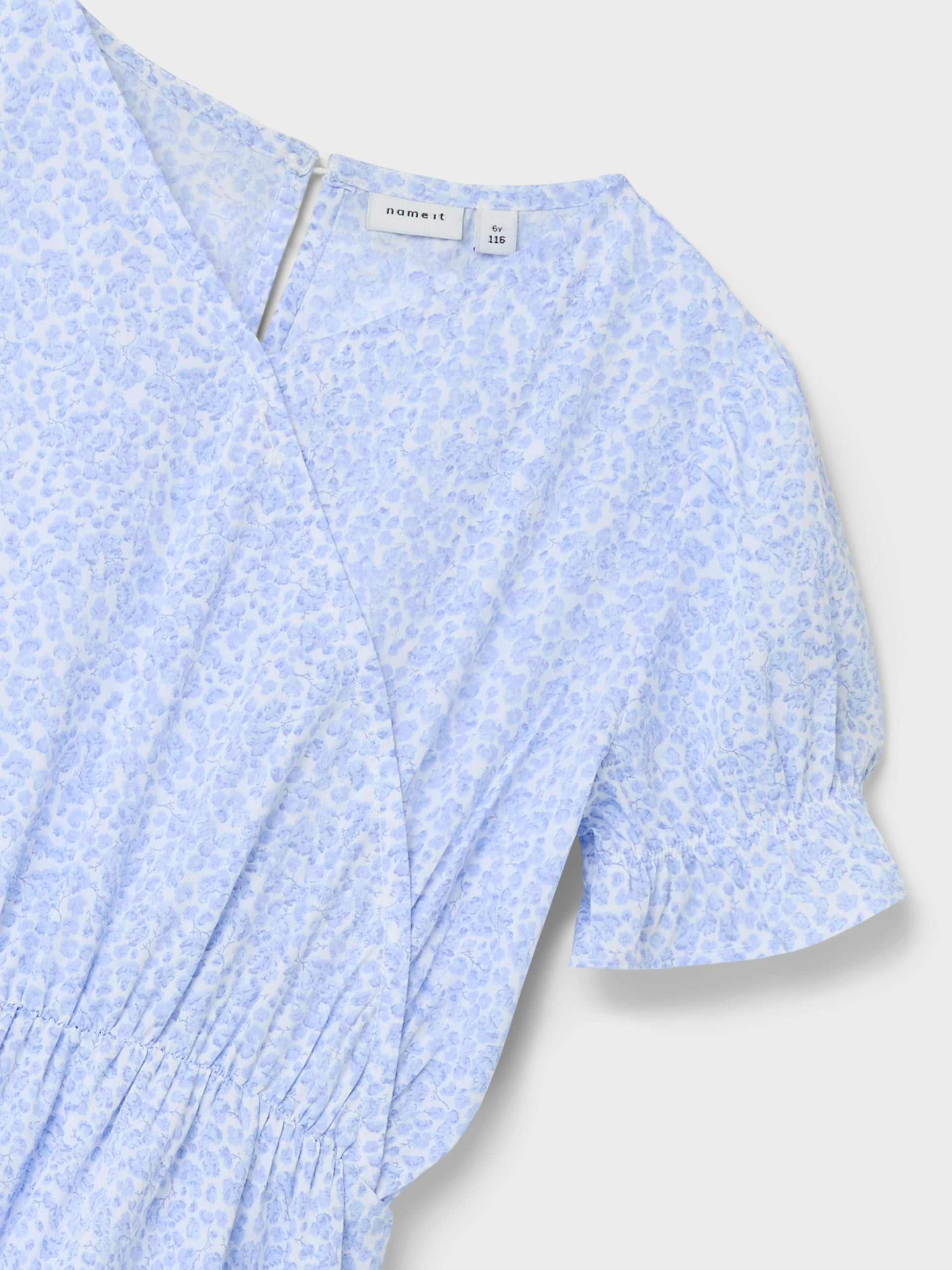 Blå bommig omlottklänning. Klänning till flicka i tunn skön kvalitet med volanger och kort arm. NKFFRIKALINA SS WRAP DRESS PB
13237952