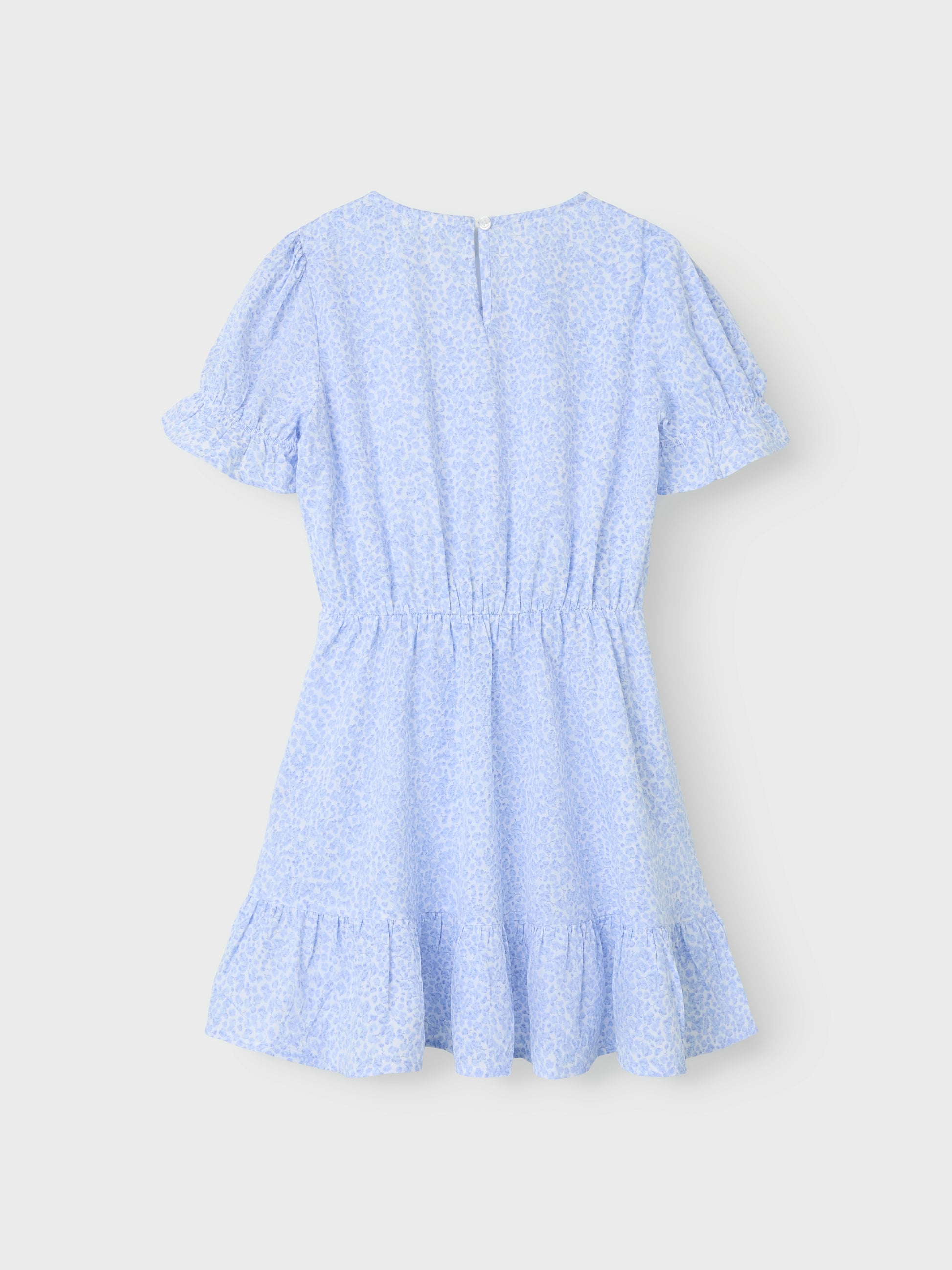 Blå bommig omlottklänning. Klänning till flicka i tunn skön kvalitet med volanger och kort arm. NKFFRIKALINA SS WRAP DRESS PB
13237952