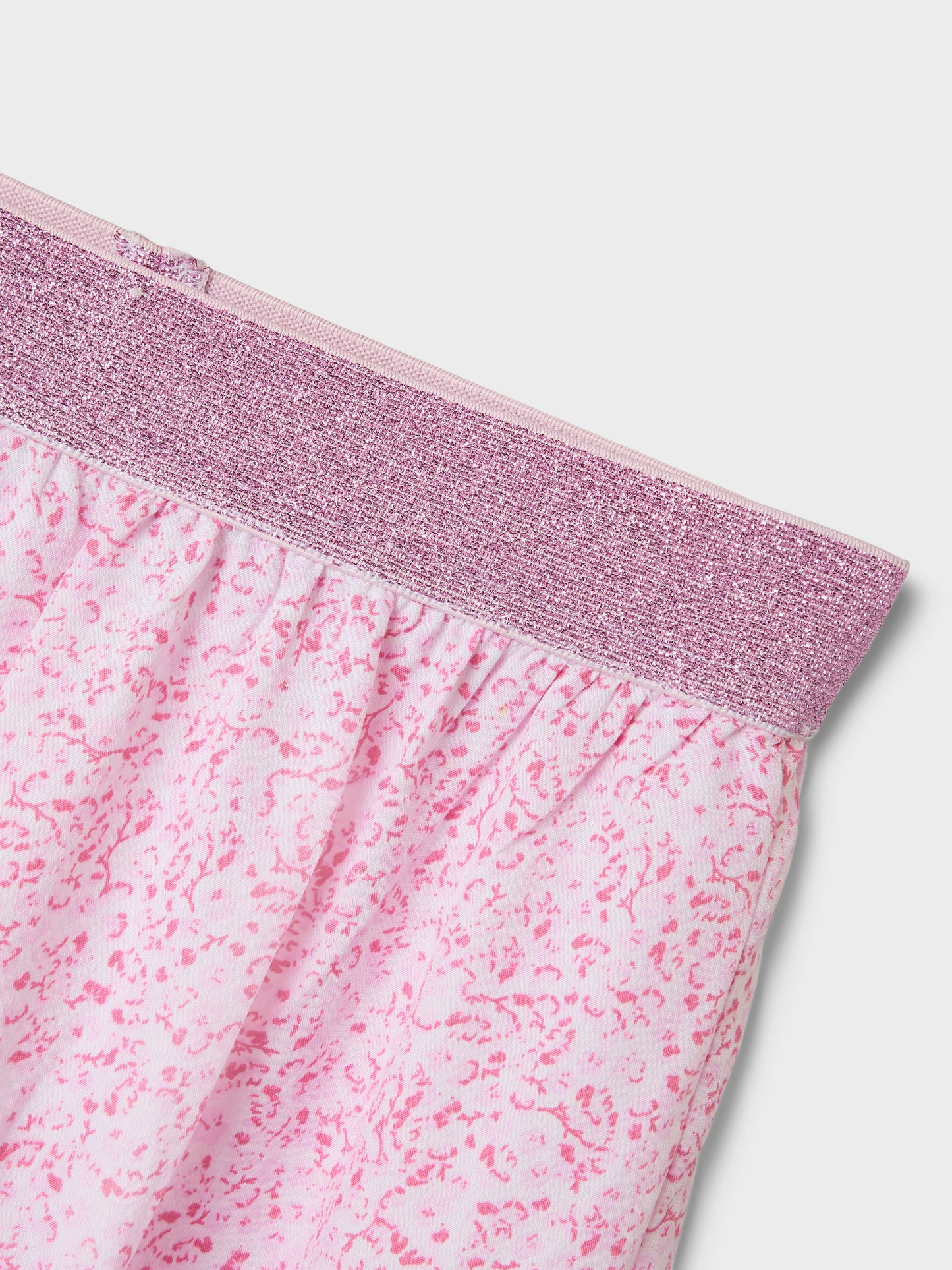 Härlig sommar kjol till flicka, tjej. Blommig lång kjol med glitter på resårbandet i midjan.
NKFFRIKALINA MAXI SKIRT PB
13237960