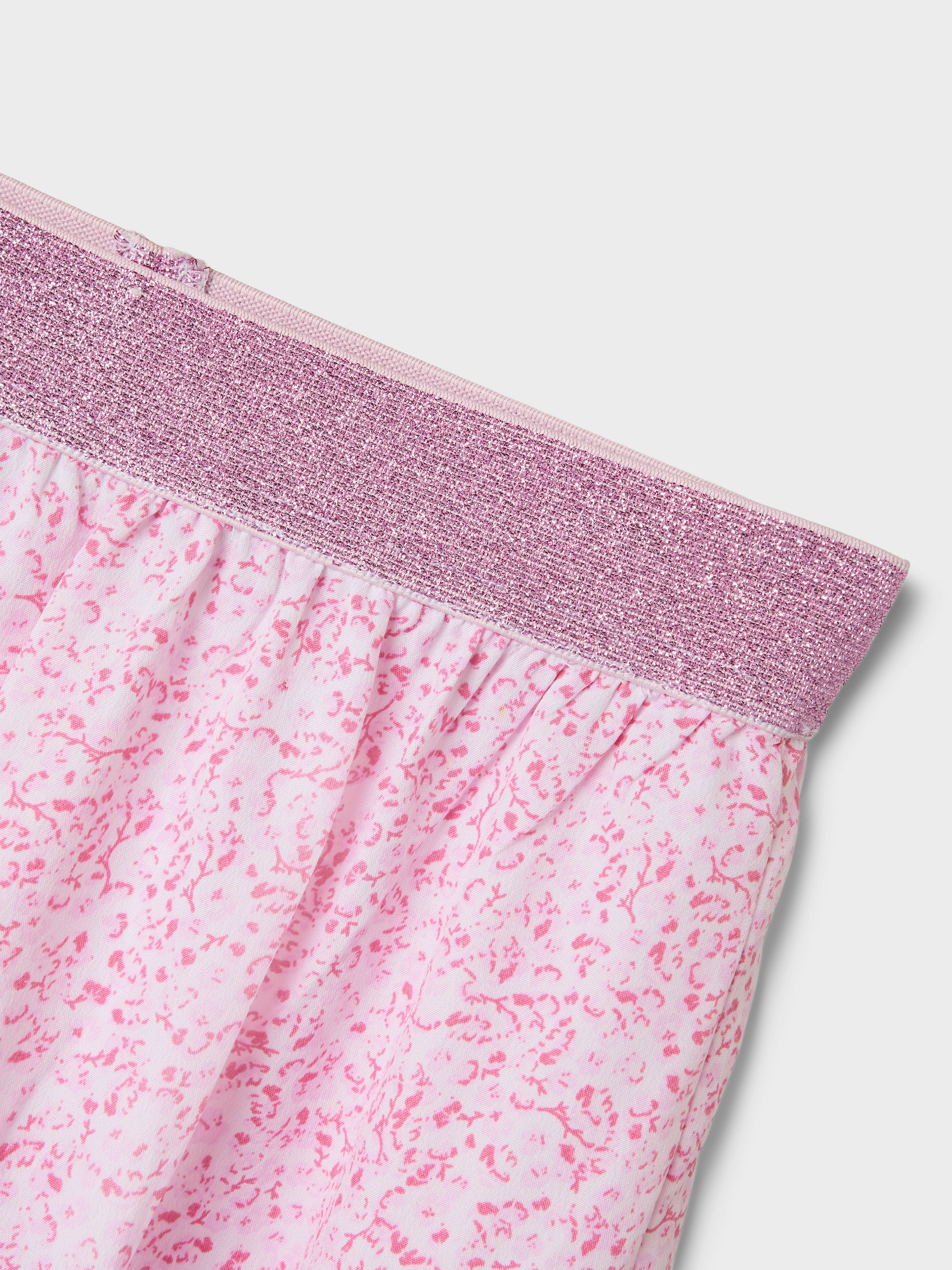 Härlig sommar kjol till flicka, tjej. Blommig lång kjol med glitter på resårbandet i midjan.
NKFFRIKALINA MAXI SKIRT PB
13237960