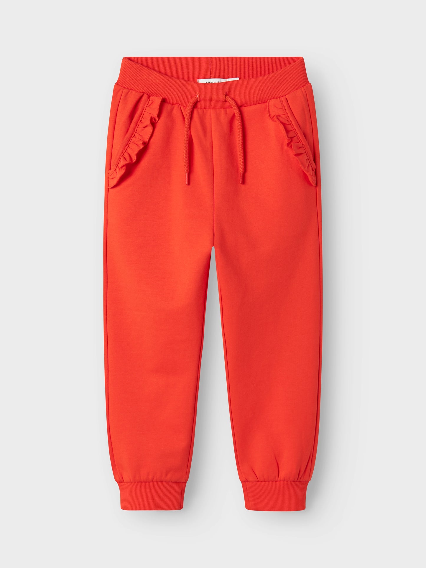 Söt röd mysbyxa med volanger på fickorna, så fina byxor till tjej från Name it.
NMFTORINA NREG SWE PANT BRU PB
13238040