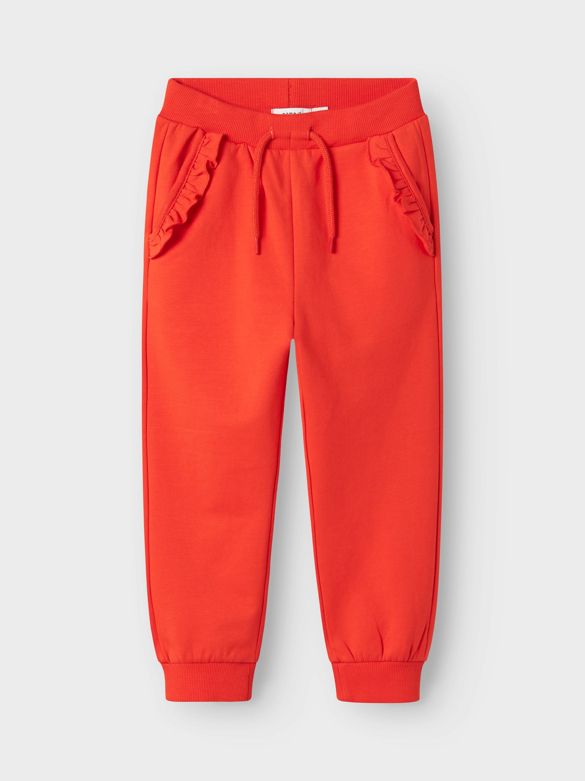 Söt röd mysbyxa med volanger på fickorna, så fina byxor till tjej från Name it.
NMFTORINA NREG SWE PANT BRU PB
13238040