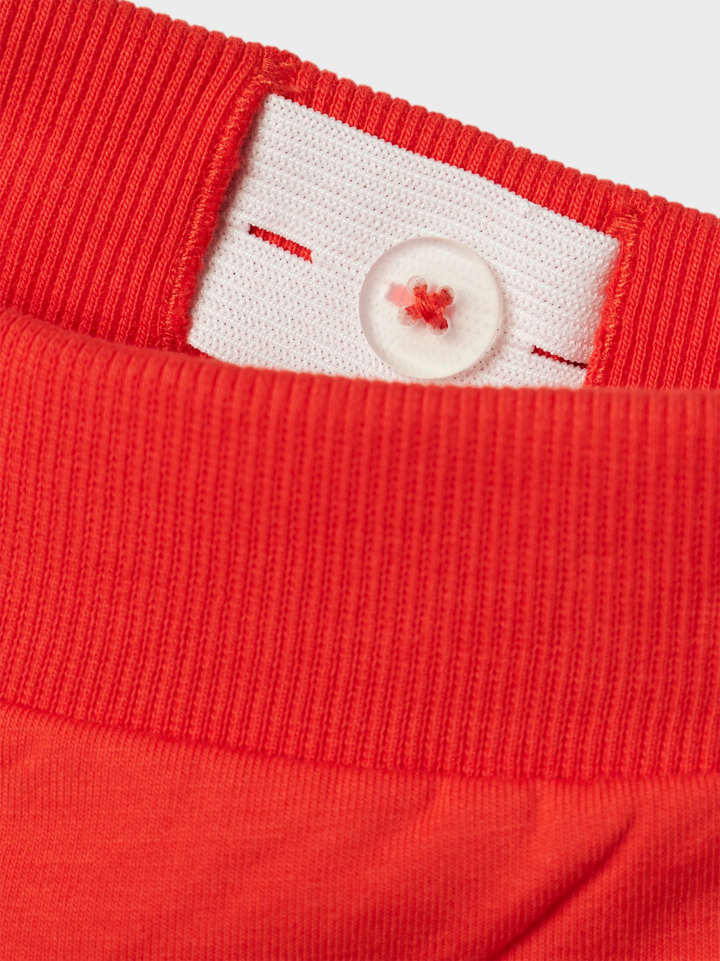 Söt röd mysbyxa med volanger på fickorna, så fina byxor till tjej från Name it.
NMFTORINA NREG SWE PANT BRU PB
13238040