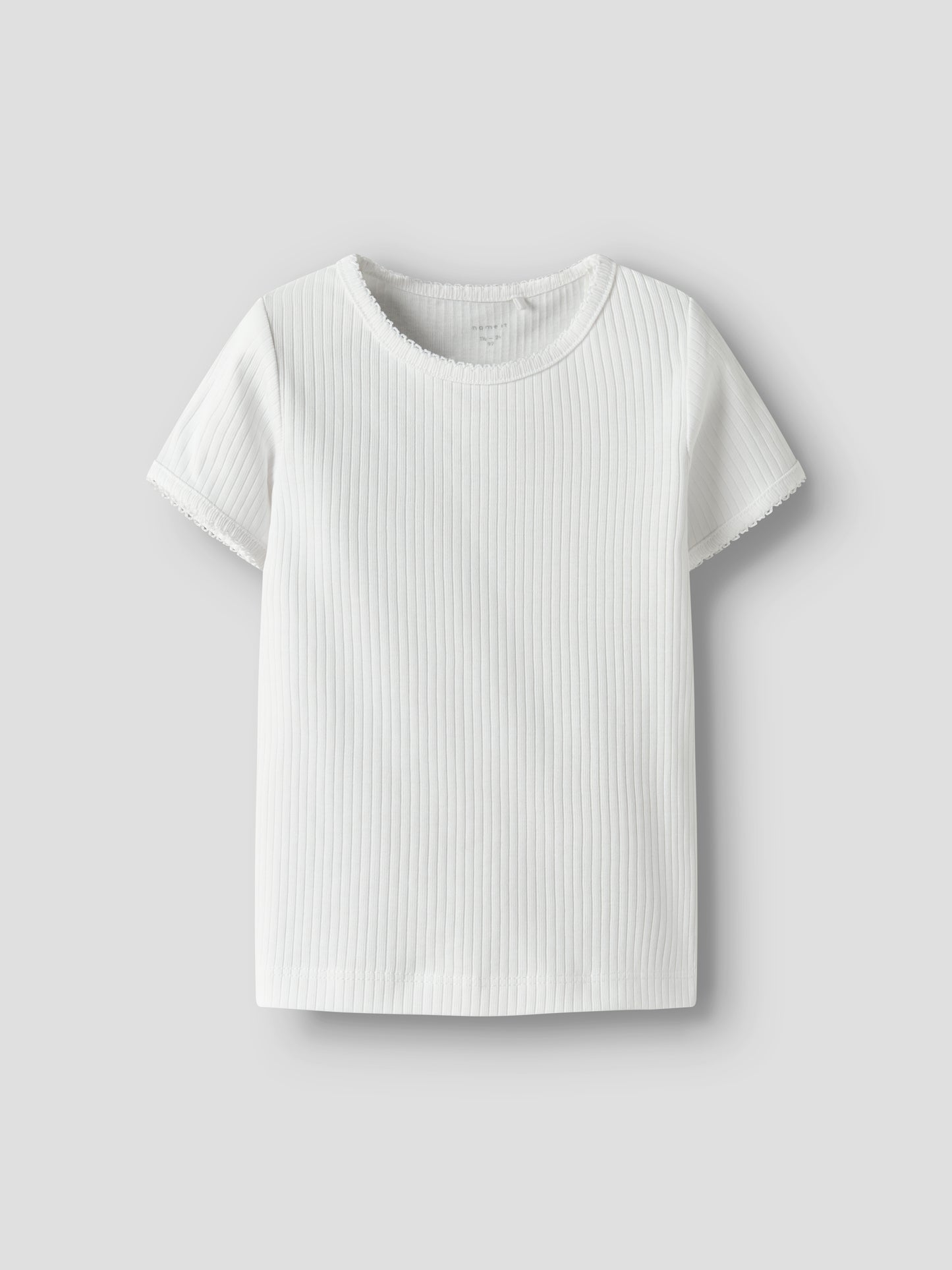 Vit ribbad enfärgad t-shirt till flicka. Barn topp från Name it.
NMFFIKATIE SS SLIM TOP
13238057