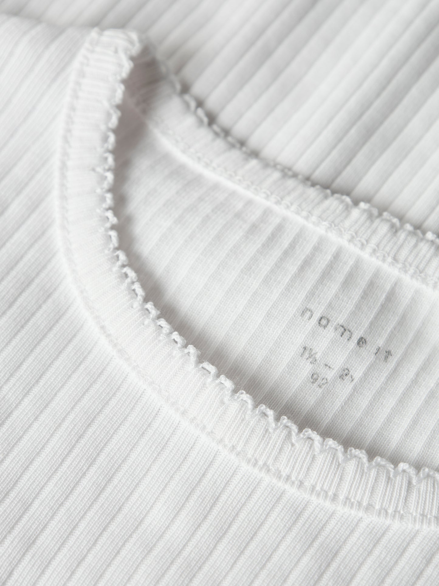 Vit ribbad enfärgad t-shirt till flicka. Barn topp från Name it.
NMFFIKATIE SS SLIM TOP
13238057