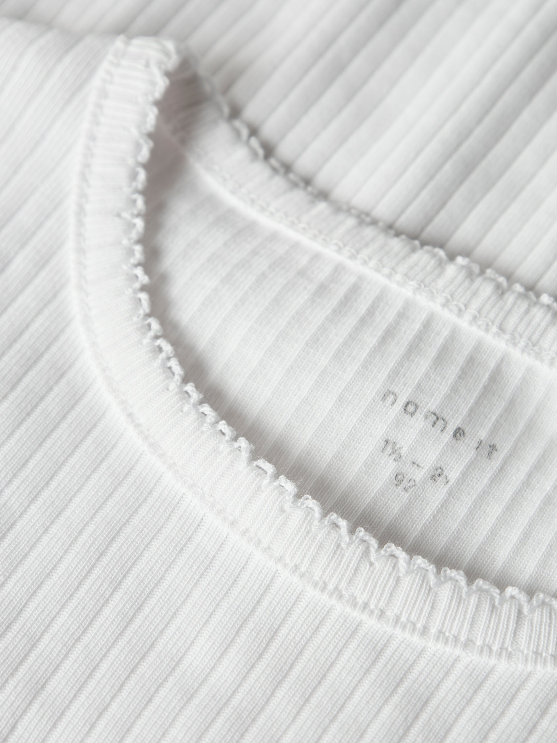 Vit ribbad enfärgad t-shirt till flicka. Barn topp från Name it.
NMFFIKATIE SS SLIM TOP
13238057