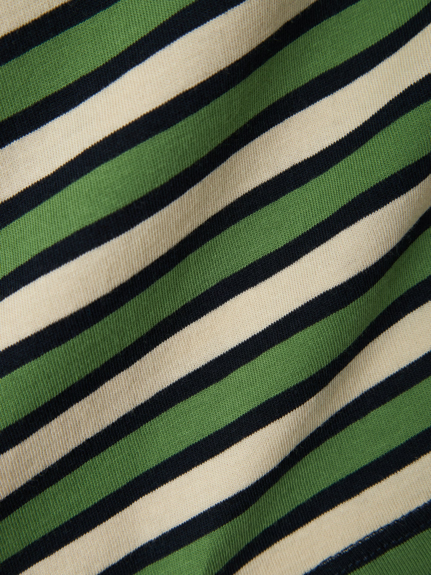 Grön och vit randig kortärmad t-shirt till pojke. Klassisk tröja till liten kille.
NMMBELANDO SS NREG TOP PB
13238138