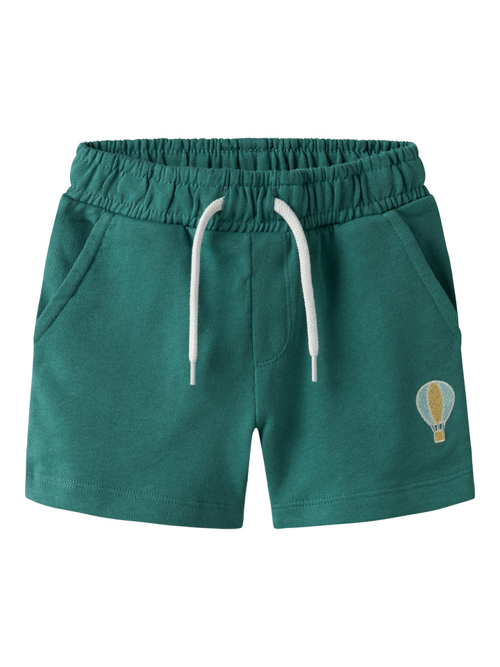 Grön sweat short till pojke med broderad luftballong på. Barn shorts från Name it.
NMMFRITZO NREG SWE SHORTS UNB PB
13238144