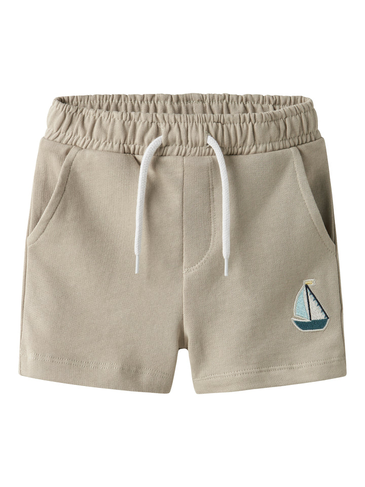 Beige sweat short till pojke med broderad segelbåt på. Barn shorts från Name it.
NMMFRITZO NREG SWE SHORTS UNB PB
13238144