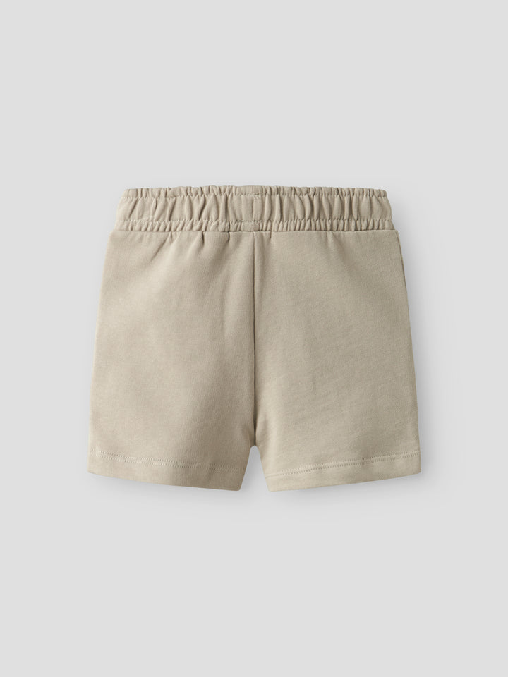 Beige sweat short till pojke med broderad segelbåt på. Barn shorts från Name it.
NMMFRITZO NREG SWE SHORTS UNB PB
13238144