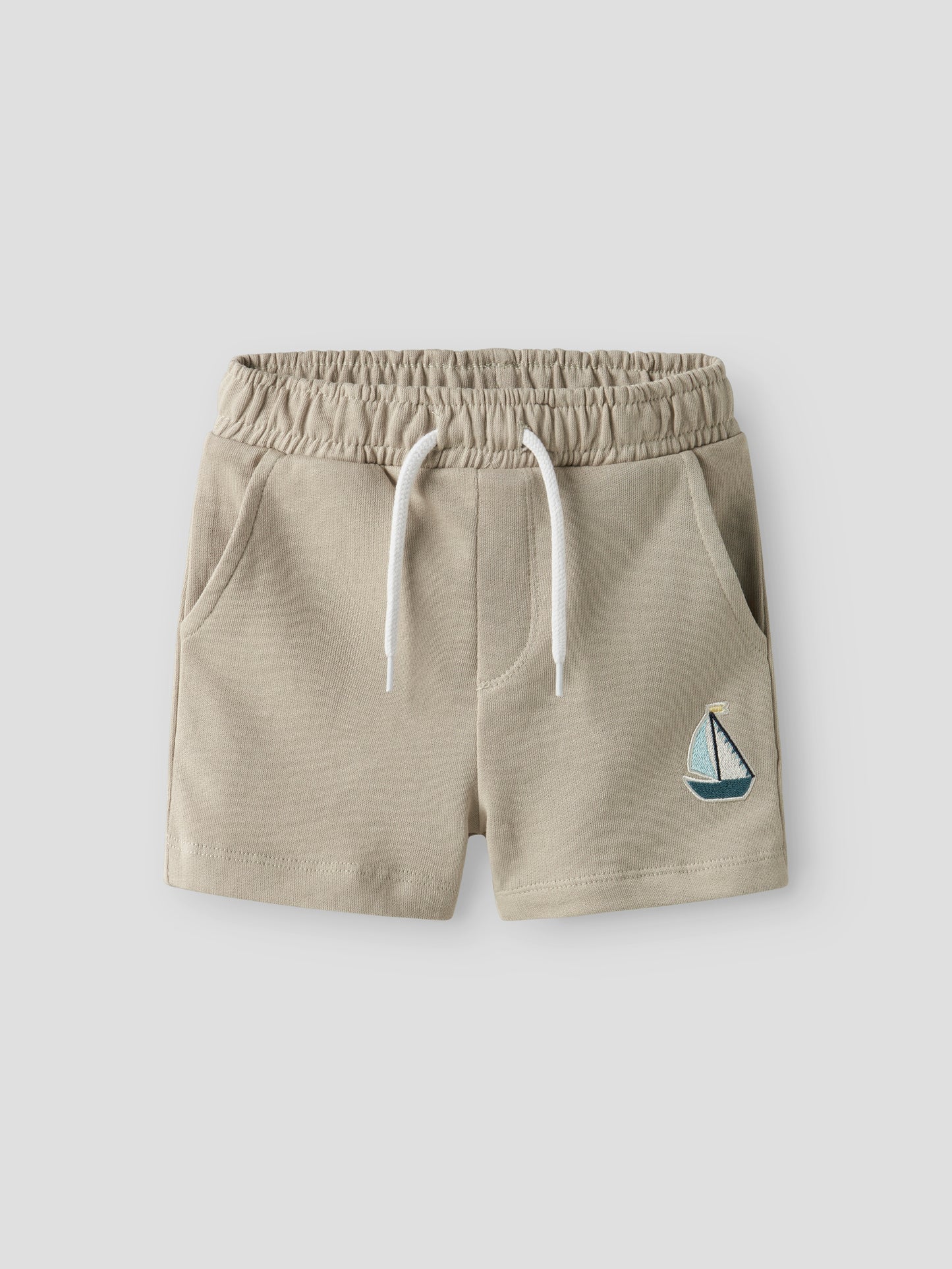 Beige sweat short till pojke med broderad segelbåt på. Barn shorts från Name it.
NMMFRITZO NREG SWE SHORTS UNB PB
13238144