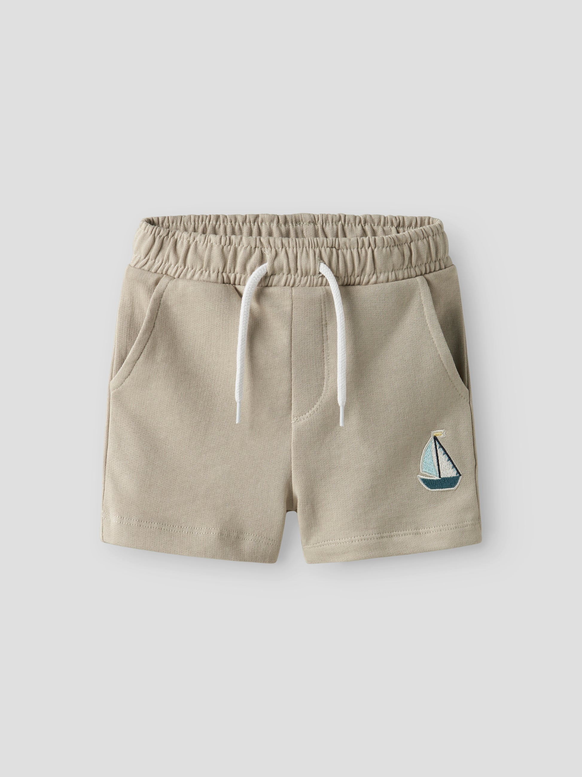 Beige sweat short till pojke med broderad segelbåt på. Barn shorts från Name it.
NMMFRITZO NREG SWE SHORTS UNB PB
13238144