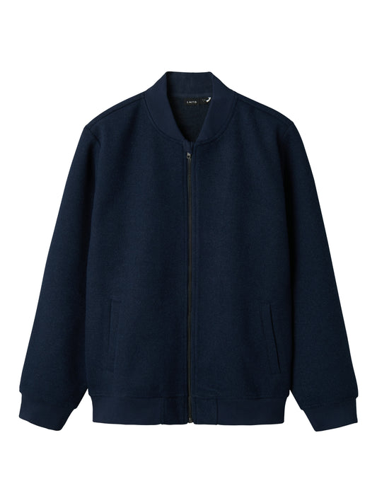 Ungdoms jacka i bomberinspirerad modell till pojke. Blå vårjacka från LMTD i kort modell med fickor och dragkedja.
NLMLOVE LS SHORT BOMBER JACKET
13238443