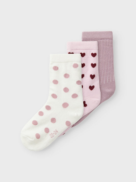 Rosa och vita barn strumpor till flicka, tjej. Ekologiska strumpor med prickar och hjärtan från Name it.
13238609 
NMFTUMMI 3P SOCK