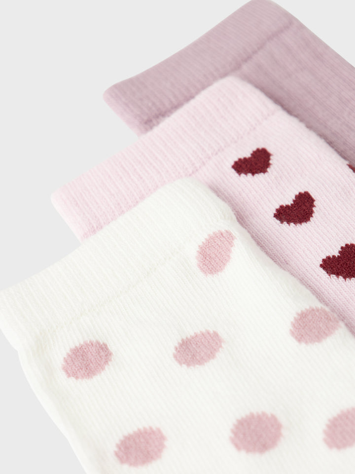 Rosa och vita barn strumpor till flicka, tjej. Ekologiska strumpor med prickar och hjärtan från Name it.
13238609 
NMFTUMMI 3P SOCK
