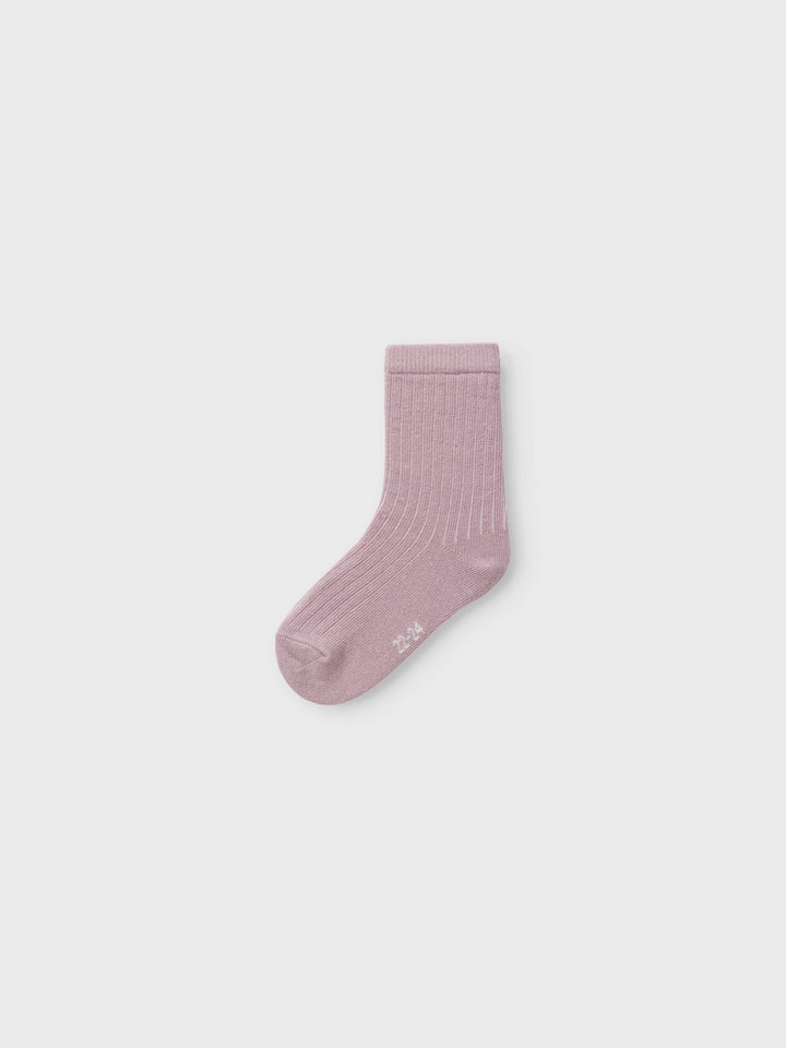 Rosa och vita barn strumpor till flicka, tjej. Ekologiska strumpor med prickar och hjärtan från Name it.
13238609 
NMFTUMMI 3P SOCK