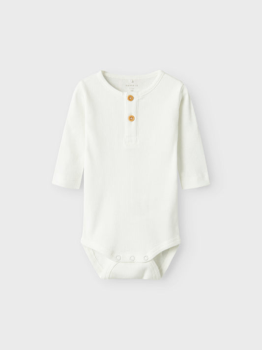 Vit ribbad baby body med knappar till bebis pojke, kille. Ekologiska babykläder från Name it. 
NBMTADOK LS BODY
13238660