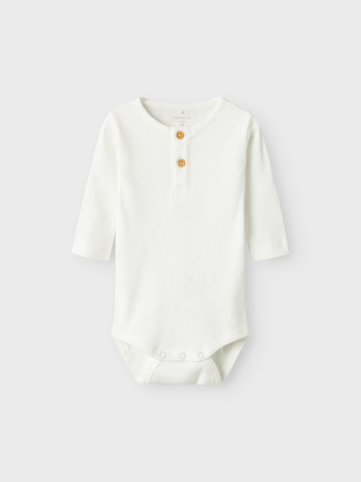 Vit ribbad baby body med knappar till bebis pojke, kille. Ekologiska babykläder från Name it. 
NBMTADOK LS BODY
13238660