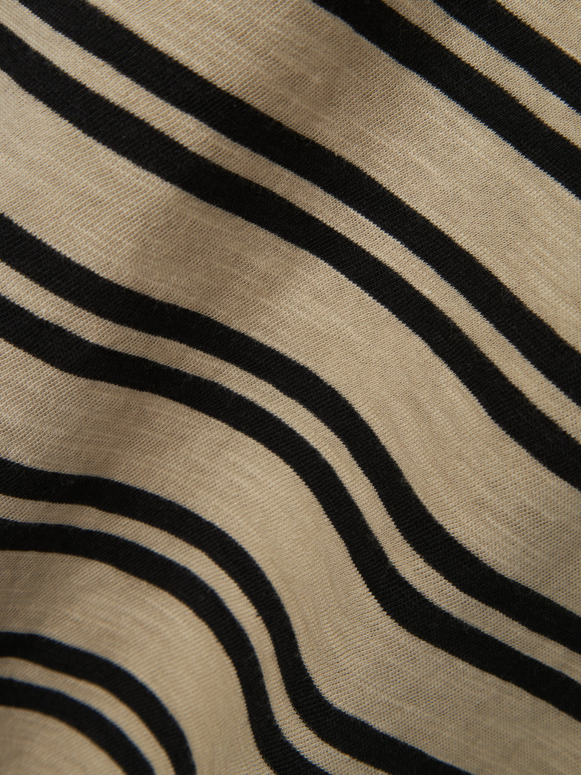 Beige randig t-shirt till kille. Ekologiska barnkläder, kortärmad tröja till pojke.
NKMTECALLE SS NREG TOP
13238774