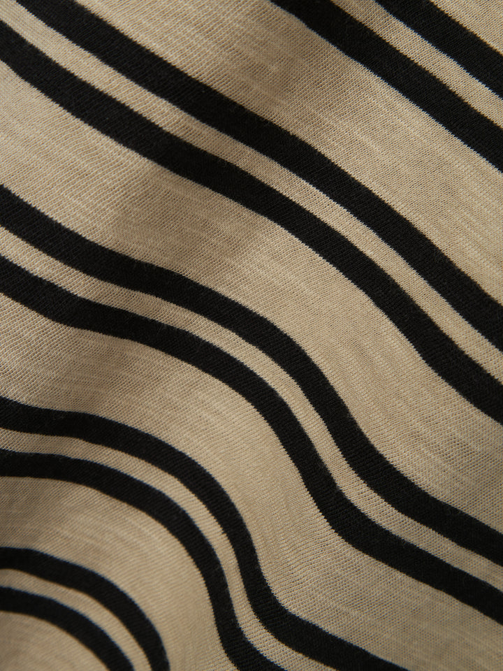 Beige randig t-shirt till kille. Ekologiska barnkläder, kortärmad tröja till pojke.
NKMTECALLE SS NREG TOP
13238774