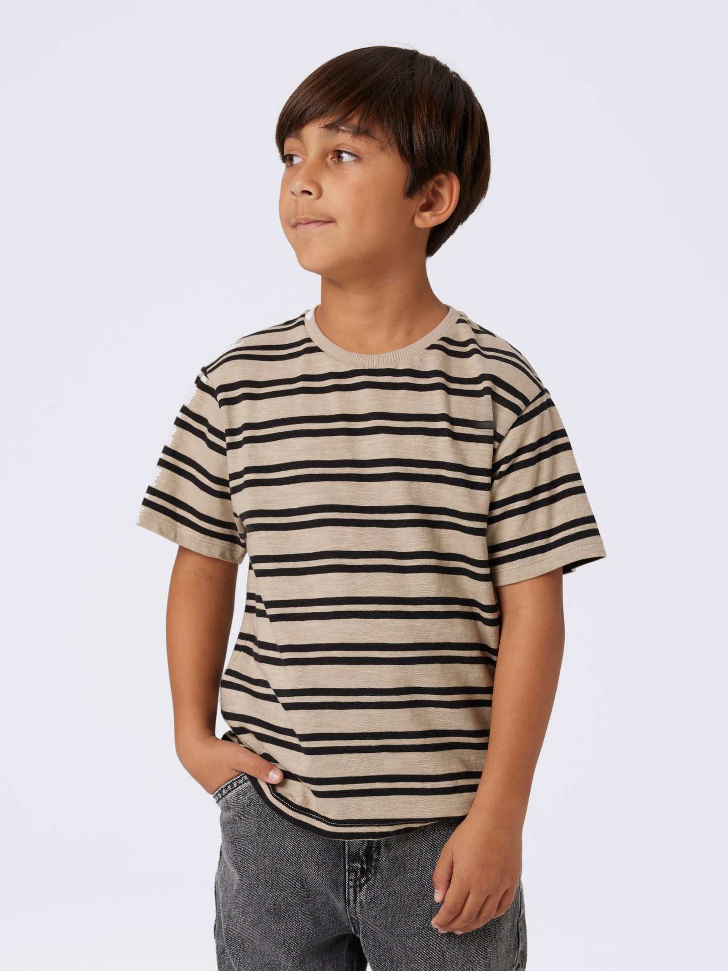 Kille klädd i t-shirt från Name it. Beige randig t-shirt till kille. Ekologiska barnkläder, kortärmad tröja till pojke.
NKMTECALLE SS NREG TOP
13238774