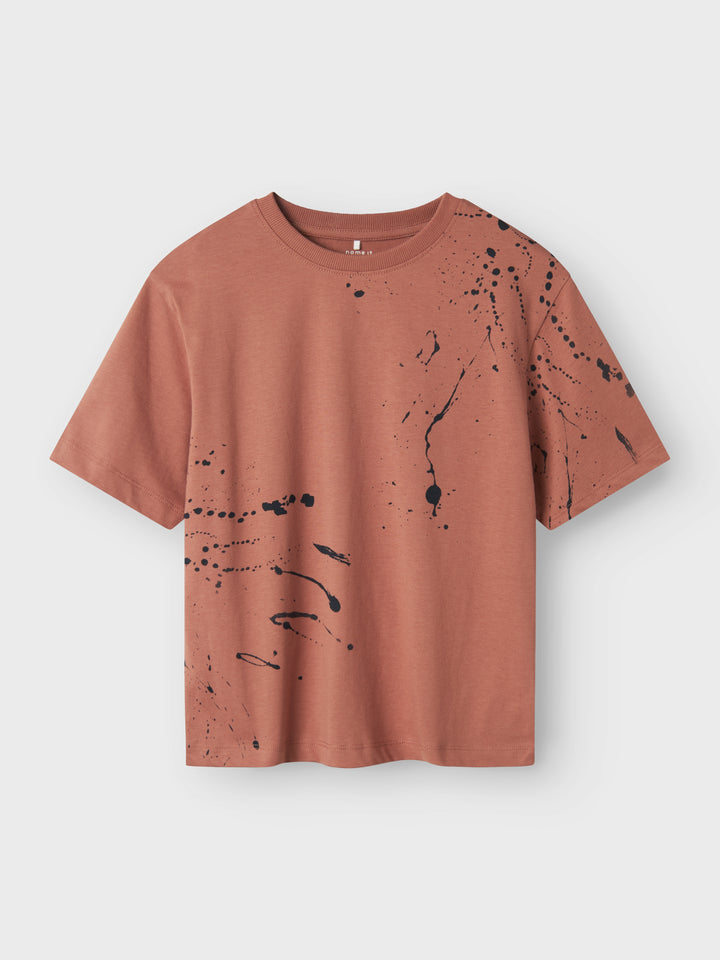 Röd fläckig t-shirt till kille. Tryck på ryggen, ryggprint. Ekologiska barnkläder till pojke från Name it.
NKMTUBALU SS RLX TOP
13238778