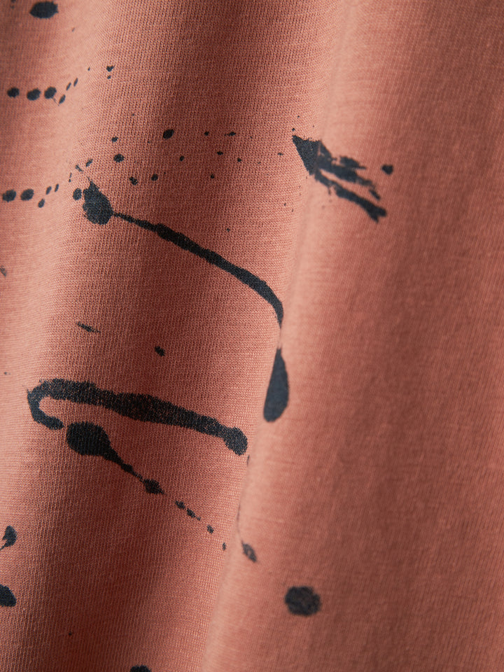 Röd fläckig t-shirt till kille. Tryck på ryggen, ryggprint. Ekologiska barnkläder till pojke från Name it.
NKMTUBALU SS RLX TOP
13238778