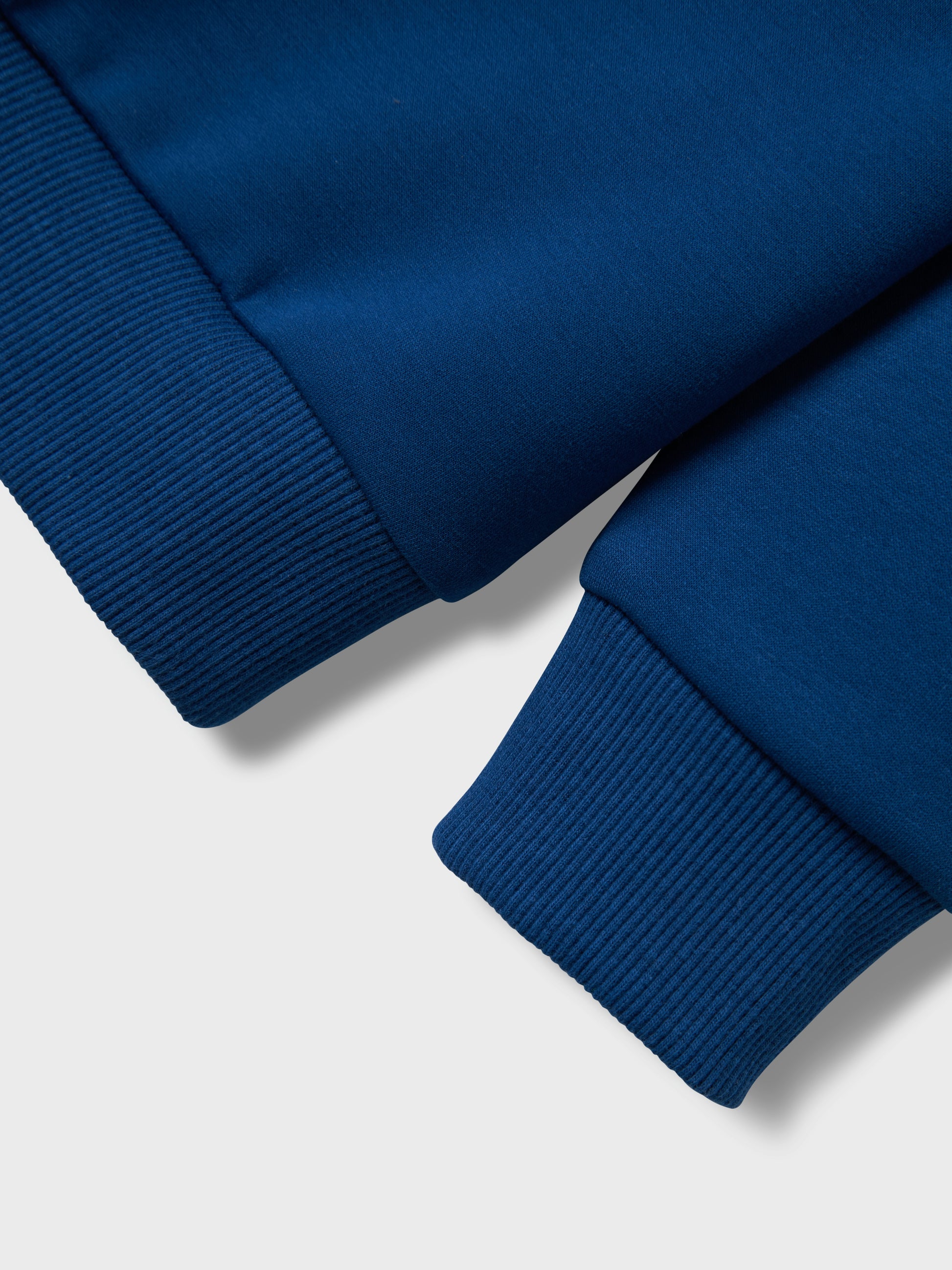 Knallblå, färgglad hoodie till pojke. Enfärgad blå luvtröja till kille från Name it.
NKMBETHEO LS SWEAT WH UNB
13238863