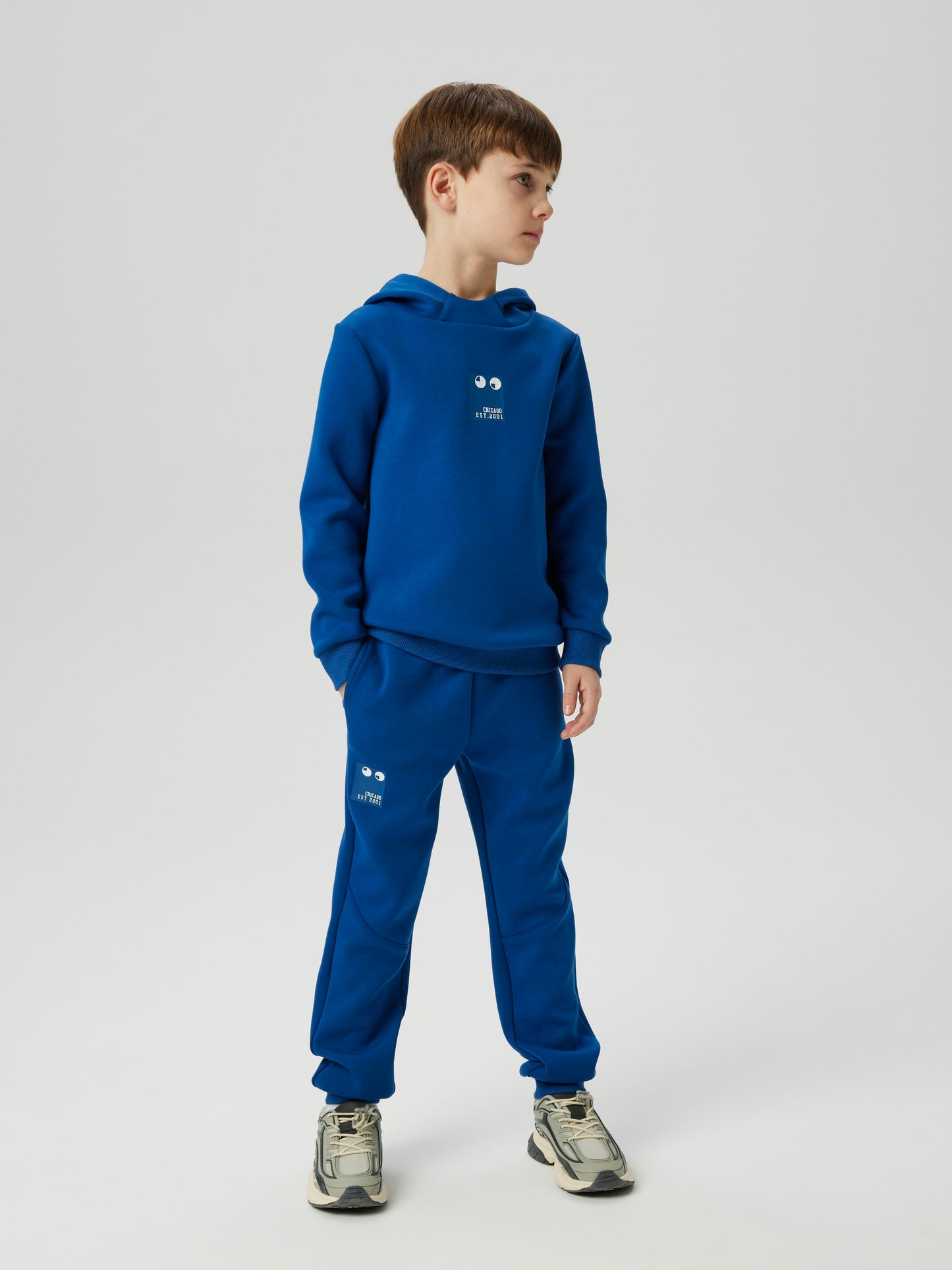 Kille klädd i Knallblå, färgglad hoodie till pojke. Enfärgad blå luvtröja till kille från Name it.
NKMBETHEO LS SWEAT WH UNB
13238863