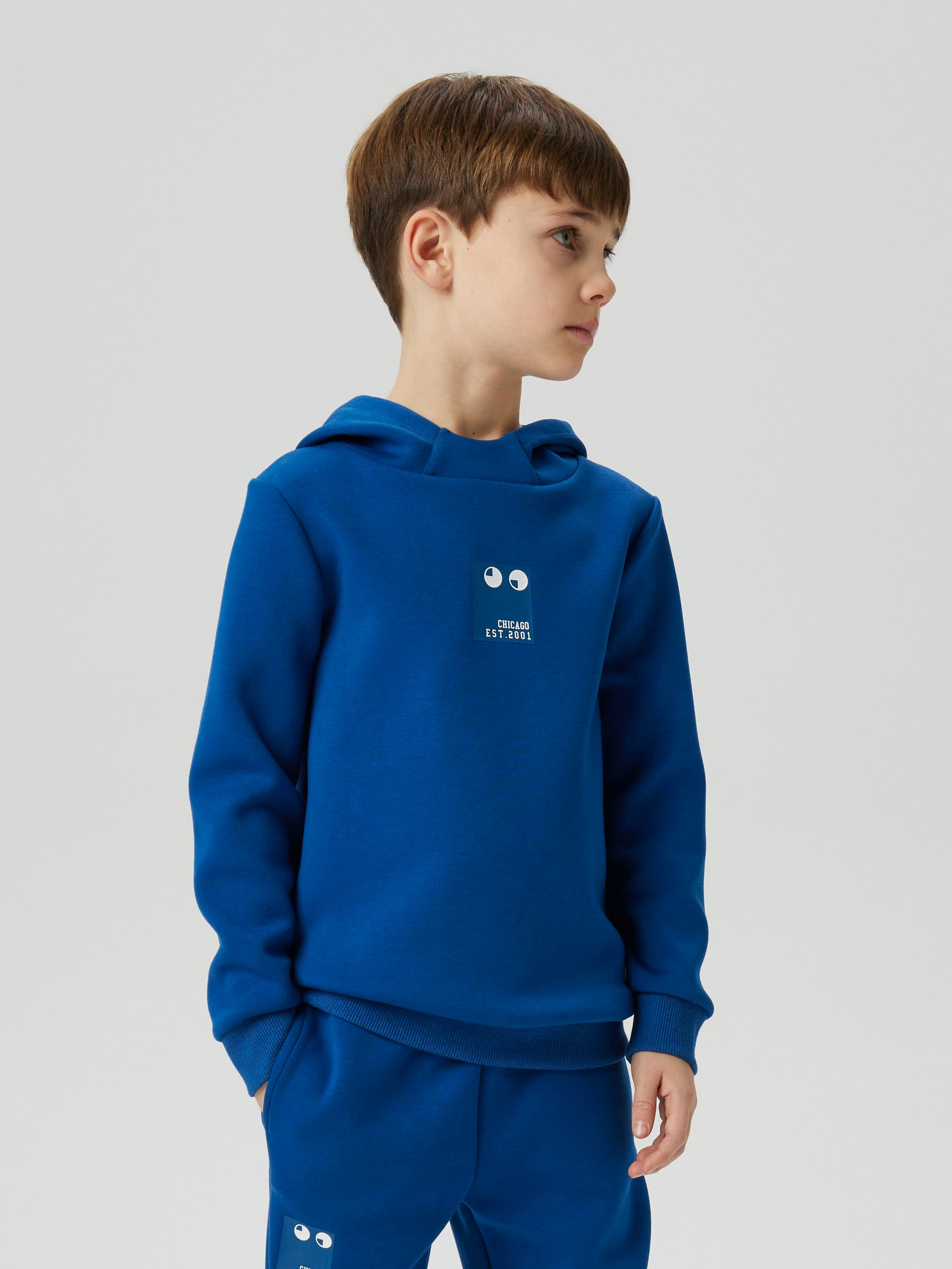 Knallblå, färgglad hoodie till pojke. Enfärgad blå luvtröja till kille från Name it.
NKMBETHEO LS SWEAT WH UNB
13238863