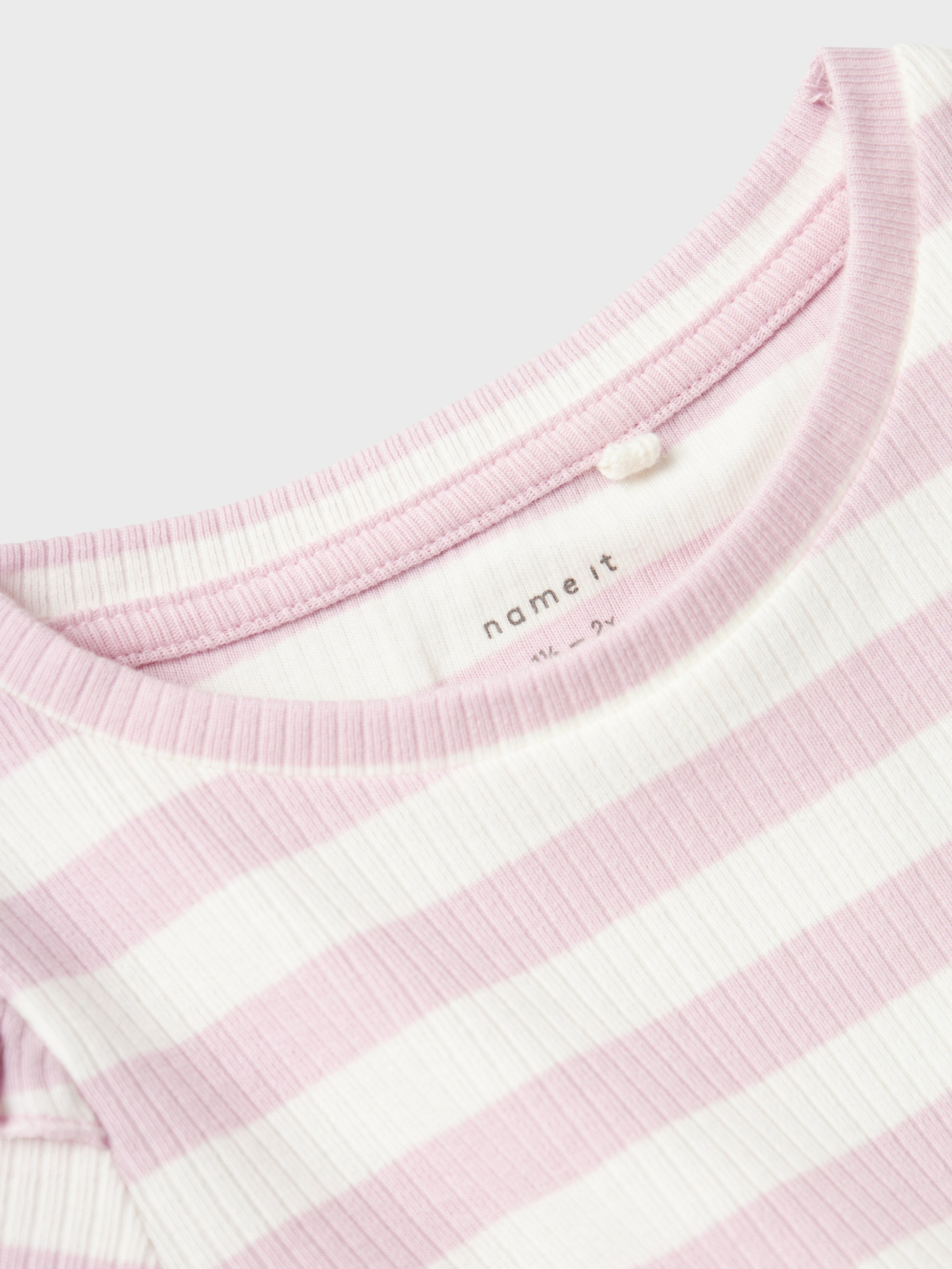Rosa vit randig topp, tröja till liten flicka, tjej i ekologisk bomull från Name it. Ekologiska barnkläder.
NMFTAIA SLIM LS TOP
13238870