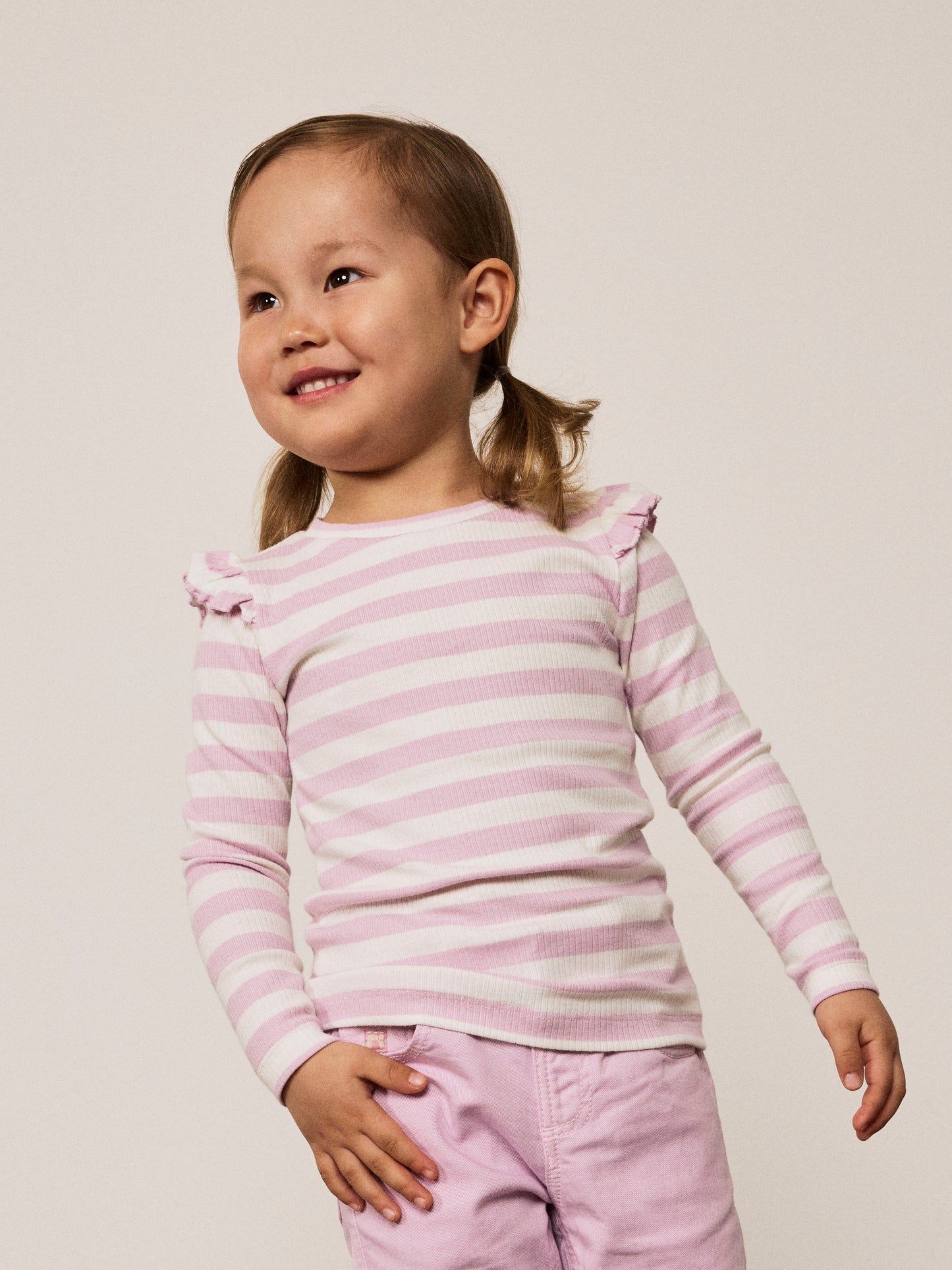 Flicka klädd i rosa vit randig topp, tröja till liten tjej i ekologisk bomull från Name it. Ekologiska barnkläder.
NMFTAIA SLIM LS TOP
13238870