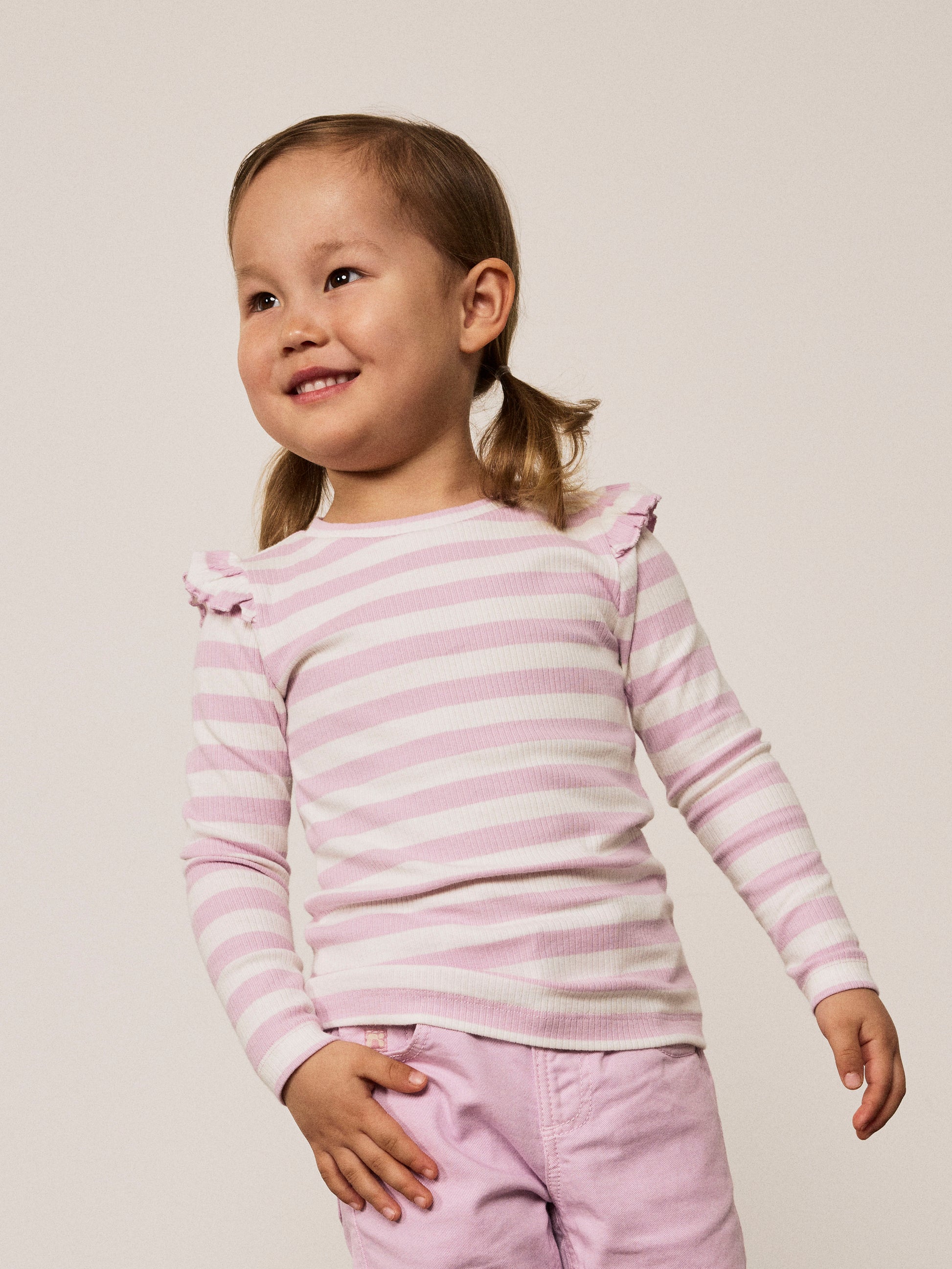 Flicka klädd i rosa vit randig topp, tröja till liten tjej i ekologisk bomull från Name it. Ekologiska barnkläder.
NMFTAIA SLIM LS TOP
13238870