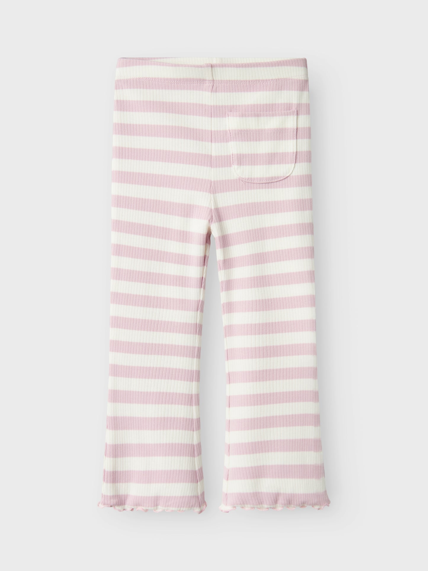 Randig rosa och vit bootcut byxa till flicka. Ekologiska barnkläder, byxor till liten tjej från Name it.
NMFTAIA SLIM BOOTCUT PANT
13238875