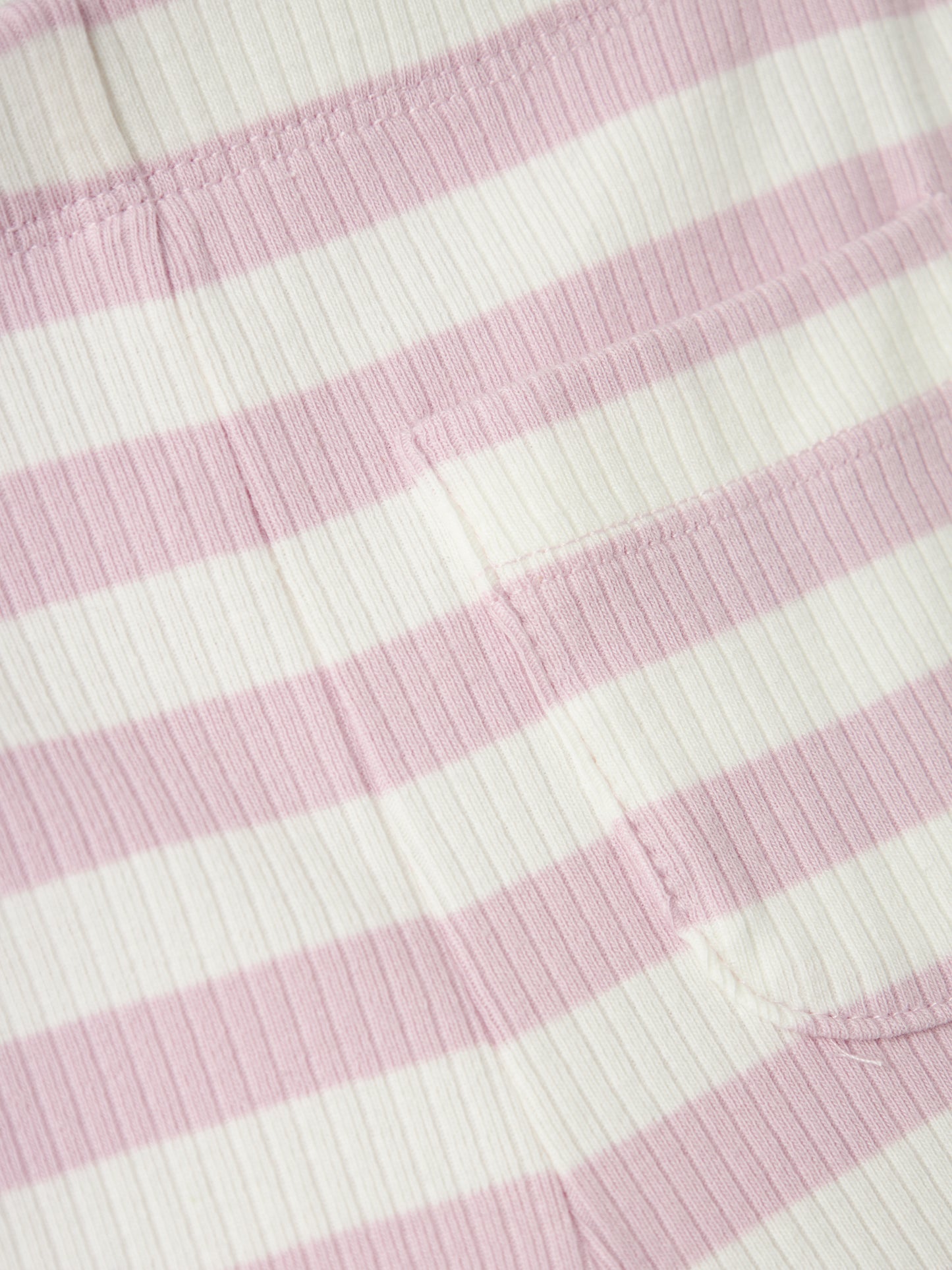 Randig rosa och vit bootcut byxa till flicka. Ekologiska barnkläder, byxor till liten tjej från Name it.
NMFTAIA SLIM BOOTCUT PANT
13238875