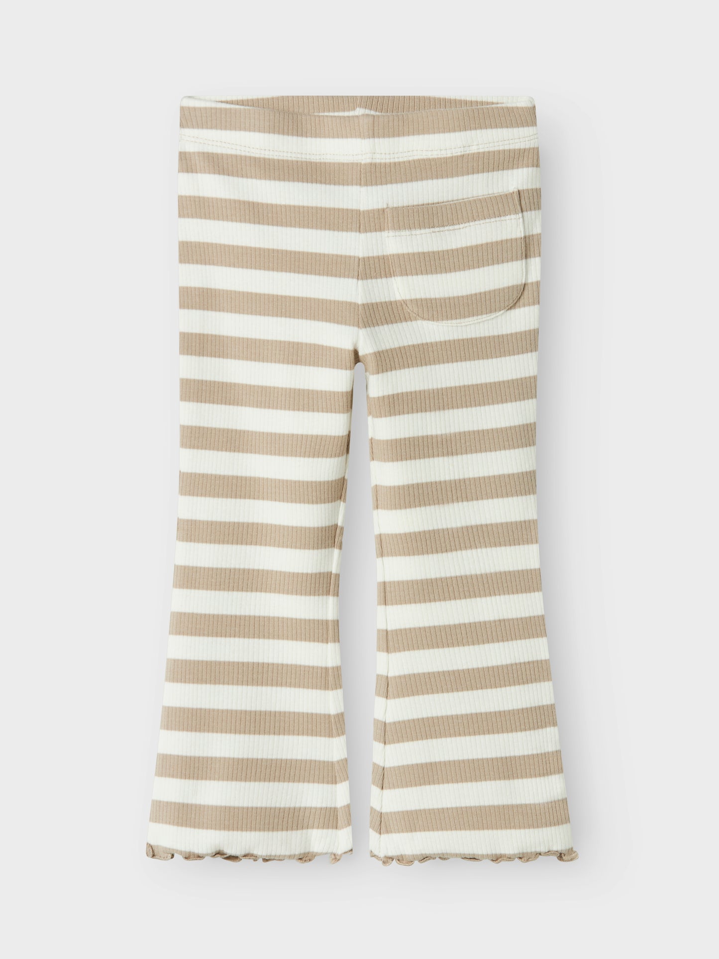 Randig beige och vit bootcut byxa till flicka. Ekologiska barnkläder, byxor till liten tjej från Name it.
NMFTAIA SLIM BOOTCUT PANT
13238875