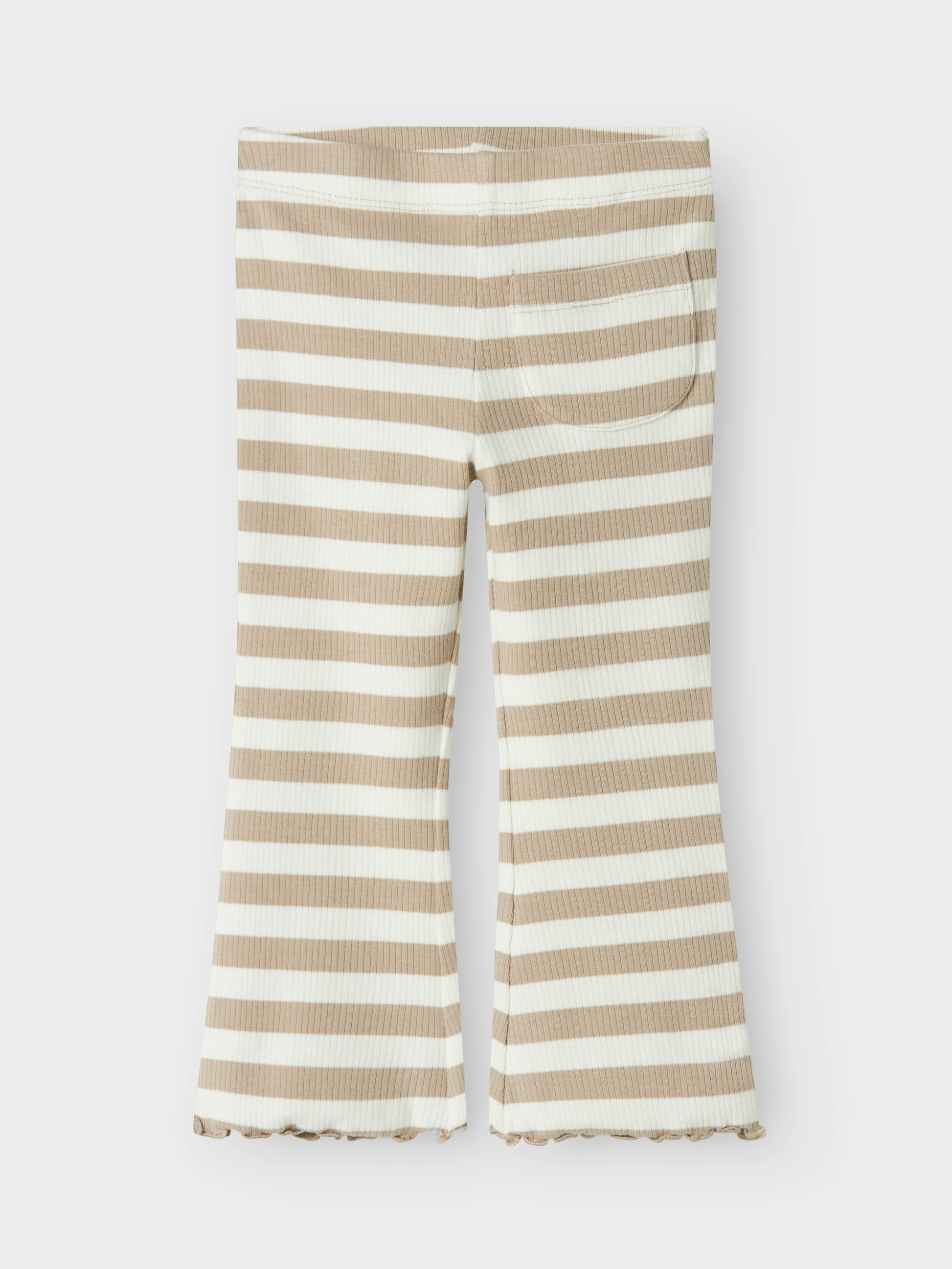 Randig beige och vit bootcut byxa till flicka. Ekologiska barnkläder, byxor till liten tjej från Name it.
NMFTAIA SLIM BOOTCUT PANT
13238875