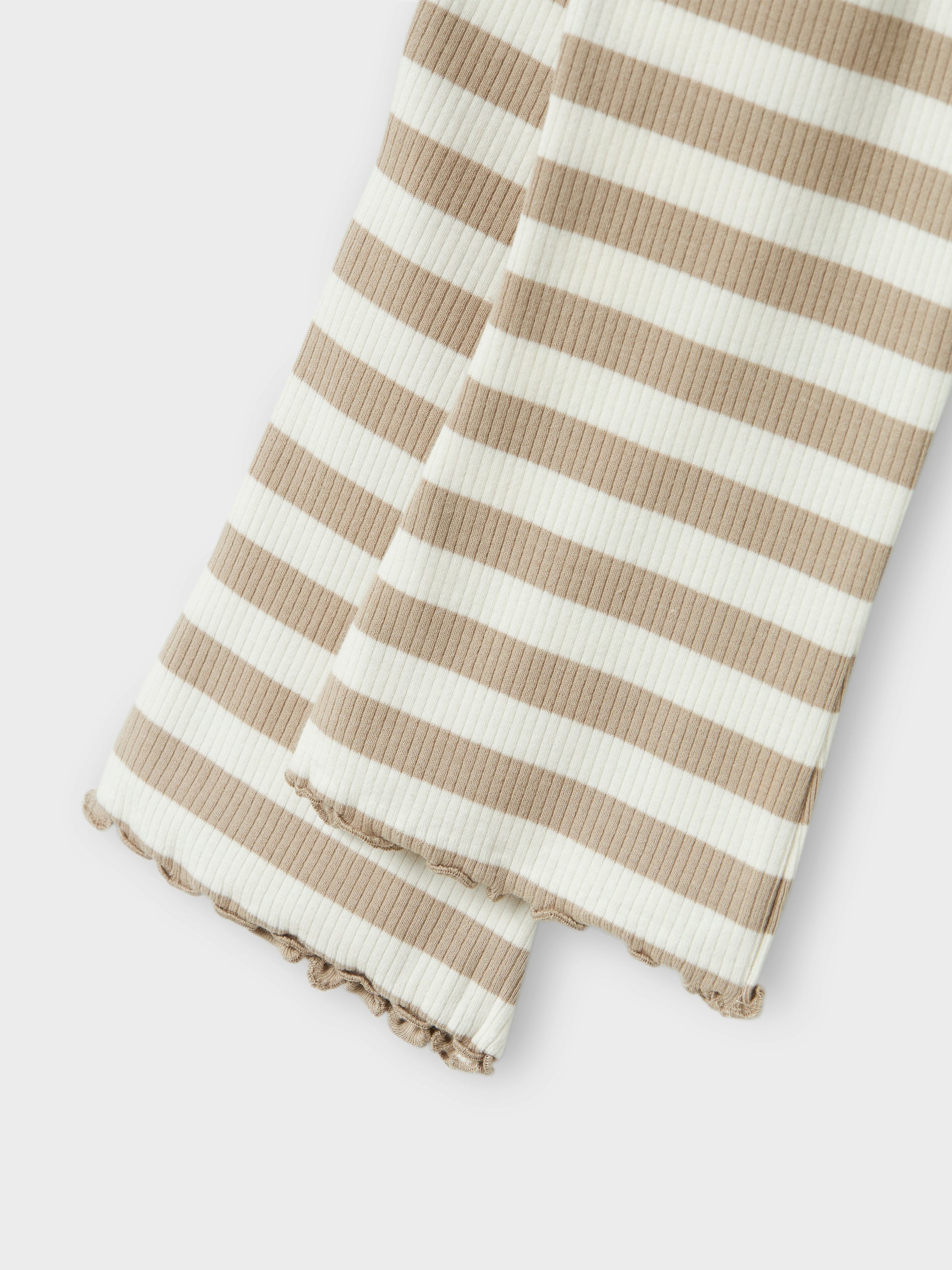 Randig beige och vit bootcut byxa till flicka. Ekologiska barnkläder, byxor till liten tjej från Name it.
NMFTAIA SLIM BOOTCUT PANT
13238875