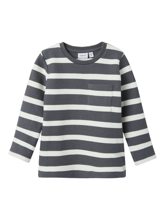 Långärmad grå och vit randig tröja med ficka på bröstet. T-shirt i ekologisk bomull till pojke, kille.
NMMTHOKE LS TOP BOX
13238928