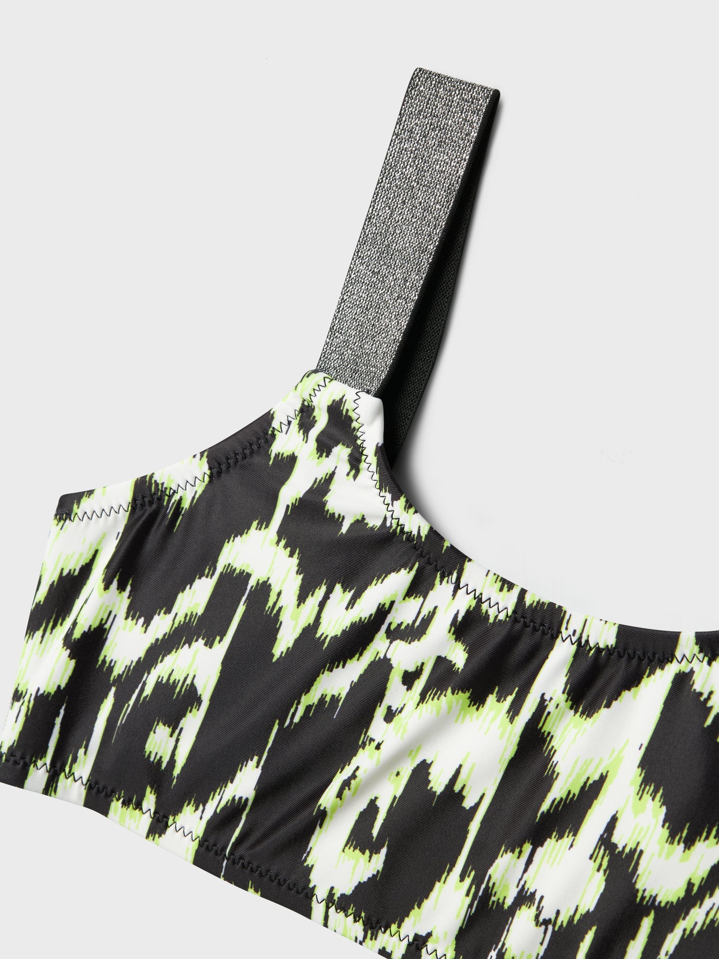 Mönstrad bikini med glitter på axelbanden. Tjej badkläder. Bikini svart, beige till flicka, barn. Ta en simtur eller njut av det varma vädret i coola badklädesstilar som garanterar ditt barn en trendig look.

13226714 
NKFZERIA BIKINI